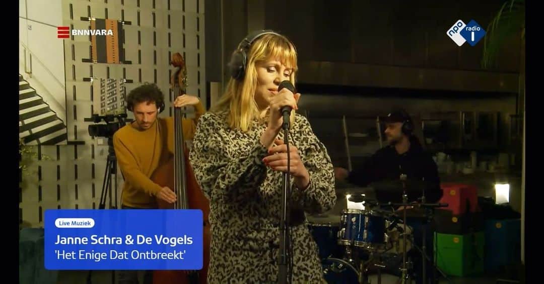 ヤナ・スクラのインスタグラム：「Het Enige Dat Ontbreekt  Bij @erik.dijkstra @fevenblij @nporadio1  Deze week spelen we 7 april in @fluor033 Amersfoort 8 april in @bimhuis Amsterdam」