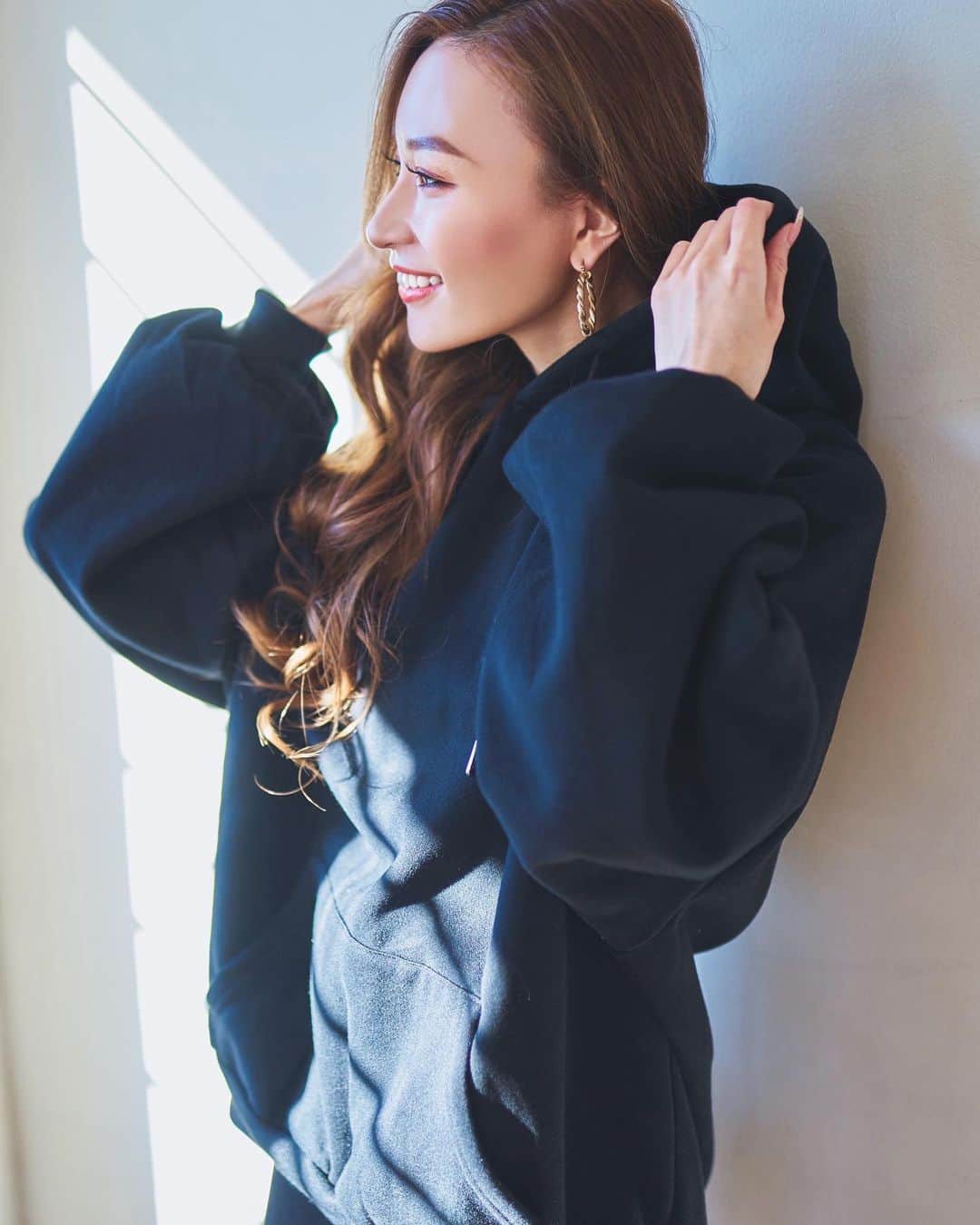 のインスタグラム：「. 前髪ぴょんっ🥺🥺 ⁡ ⁡ 4月だっていうのに寒すぎない！？🥶💦 風邪ひかないように気をつけよ😭💓 ⁡ 今日はあったかい物食べたい🫕🍢🍜 ⁡ ⁡ #April  #4月 #coldtoday  #fashion  #パーカー  #パーカー女子  #ファッション」