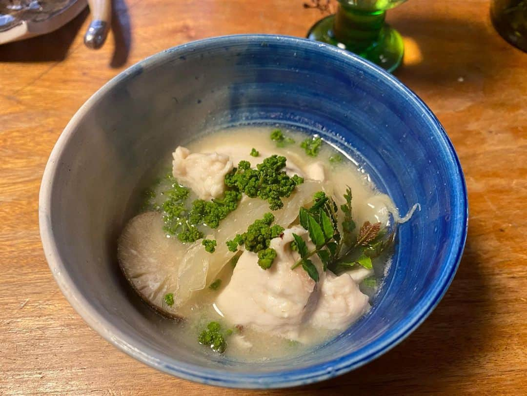 栗原友さんのインスタグラム写真 - (栗原友Instagram)「昨日は今シーズン最後の河豚食べ納めの会。 鯛と𩺊、カツオ節と昆布で出汁をとって、自生のクレソンでしゃぶしゃぶ。 そのあと野菜と白味噌、大量の白子と河豚を入れて河豚鍋。しかも薬味は今しか食べられない花山椒と庭で摘んできた木の芽。 もうね、最高の春休みですよ。 松本ファミリー、井上ファミリー、DARUMAファミリーありがとう。みんなで持ち寄ったご飯や焼き立てケーキ、美味しくて美味しくて多分2キロくらい肥えたよ💛 @yuragi_style  @nanasawagama  @naoyuki_inoue_ @djdaruma  @toko_  @toko______  @sk8_fufufu  @asa_kamo」4月4日 7時54分 - kuri__tomo