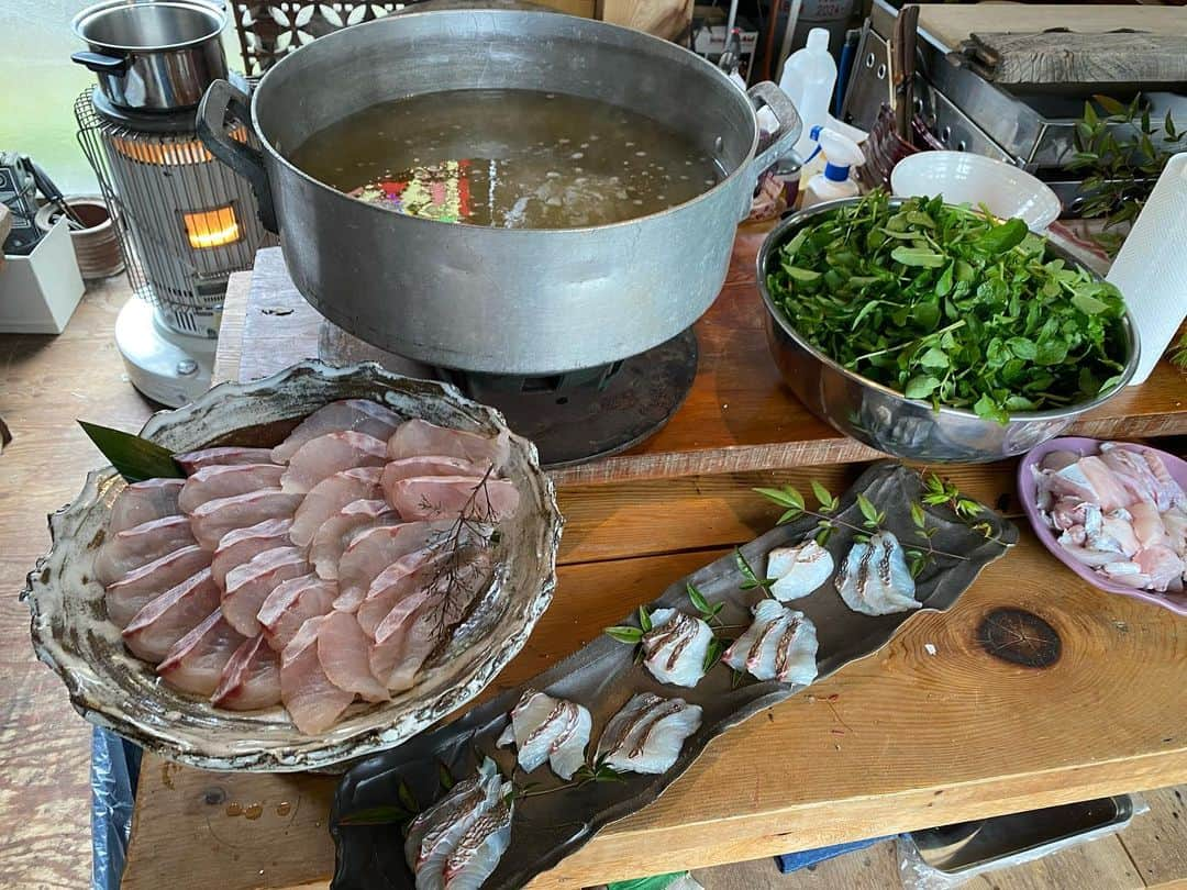 栗原友さんのインスタグラム写真 - (栗原友Instagram)「昨日は今シーズン最後の河豚食べ納めの会。 鯛と𩺊、カツオ節と昆布で出汁をとって、自生のクレソンでしゃぶしゃぶ。 そのあと野菜と白味噌、大量の白子と河豚を入れて河豚鍋。しかも薬味は今しか食べられない花山椒と庭で摘んできた木の芽。 もうね、最高の春休みですよ。 松本ファミリー、井上ファミリー、DARUMAファミリーありがとう。みんなで持ち寄ったご飯や焼き立てケーキ、美味しくて美味しくて多分2キロくらい肥えたよ💛 @yuragi_style  @nanasawagama  @naoyuki_inoue_ @djdaruma  @toko_  @toko______  @sk8_fufufu  @asa_kamo」4月4日 7時54分 - kuri__tomo