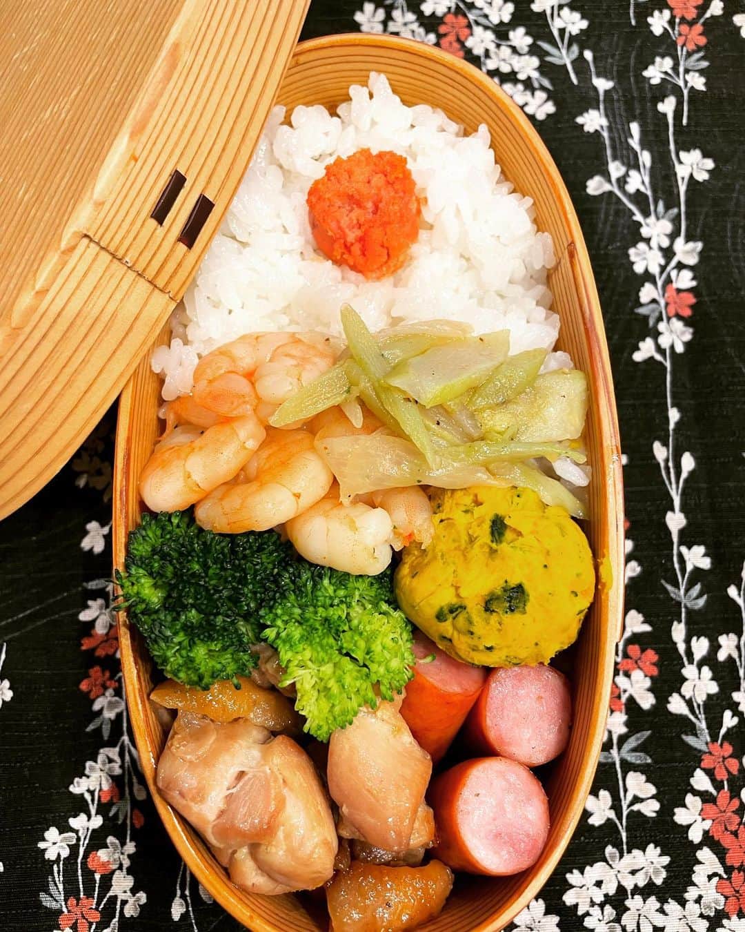 中島静佳さんのインスタグラム写真 - (中島静佳Instagram)「今日のお弁当と、載せていなかったお弁当たち。 今日は一段と寒いですね。冬に逆戻りのよう。温かくして過ごしましょう！」4月4日 9時13分 - shizuka617nakajima