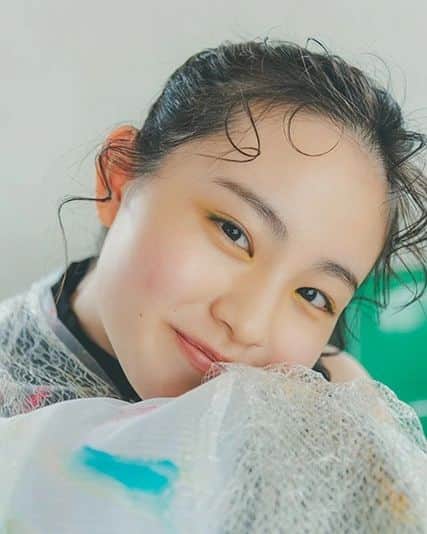 丸本凛のインスタグラム：「『週刊プレイボーイ』の公式配信サービス『週プレプラス！』で、連載中の「ポラリス ヒロインたちの肖像」にて、インタビューしていただいた記事(前編)が公開になりました🐻 有料コンテンツですが、ご興味ありましたら是非！ マネージャーさんが撮ってくれたオフショもあるのでまた載せますっ💓 editor @miyu_utada photo @yutaroyamane stylist @kon_543 hair&make @erina731  #週刊プレイボーイ#週プレプラス#インタビュー#丸本凛#16歳」