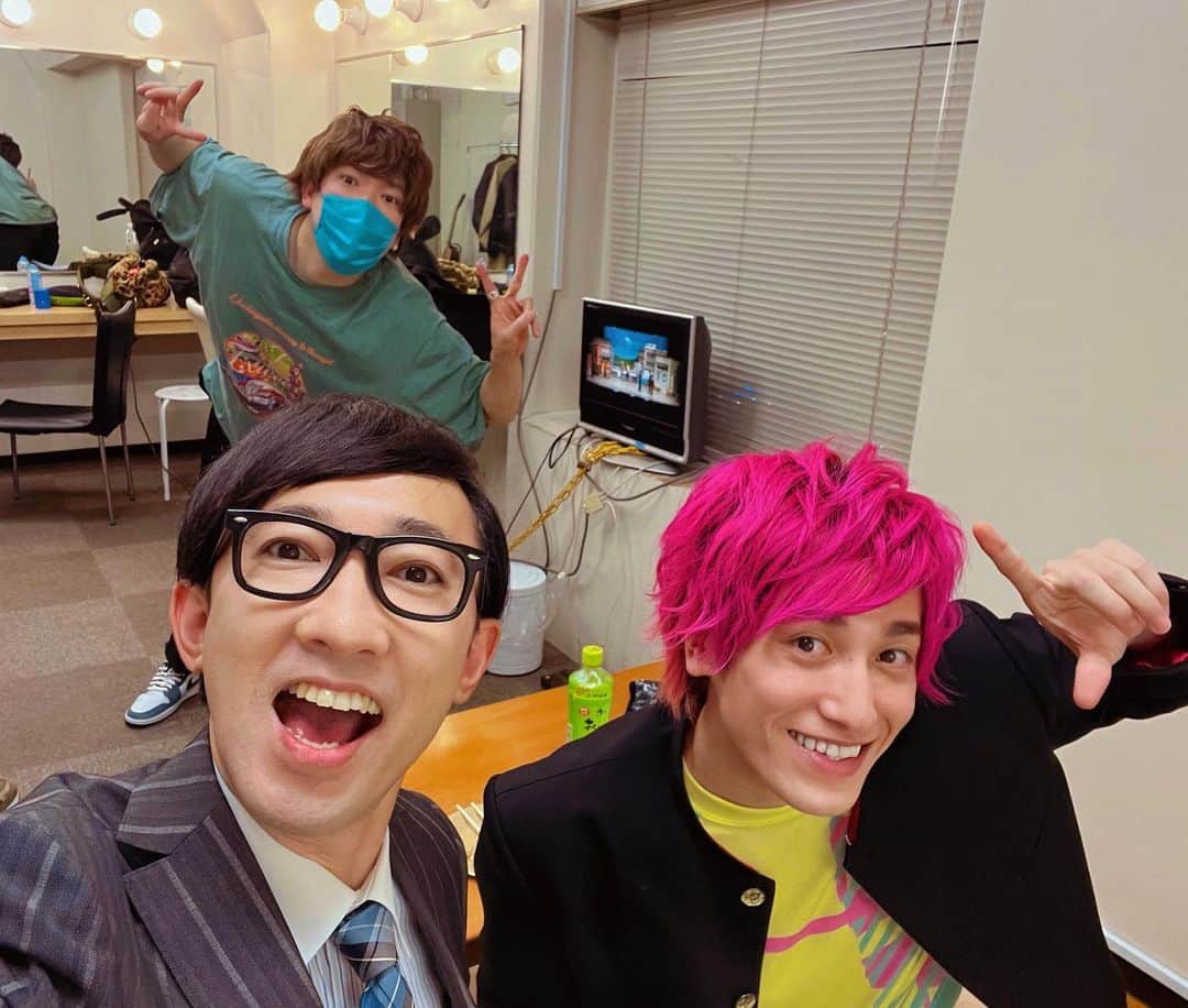 のインスタグラム：「伝説の一日‼️ 駐在さんのゲスト出演でした✨ １日目はEXITと楽屋が一緒だった👍 この人等、会う度に〝師匠〟って呼んでくる。 意味分からん。 いやぁ、それにしても自分が駐在さんに出てたなんて信じられないな。 マジで。 ちなみに一日目は、さんまさんが出てきて〝駐在さんスタート！！〟までに30分経ってました。 エンディングで歌を歌ったんですが、適当英語で勝手なアレンジで歌いたい衝動を抑えるのに必死でした。 耐えた〜‼️  #伝説の一日  #exit  #いぐじー」