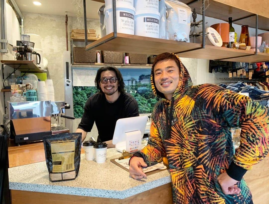 鶴ヶ崎好昭のインスタグラム：「☕️Club House Coffeeオーナーあき兄こと 山田章仁選手登場🏉 現役プロラグビー選手を続けながらって行動力かつバイブス高めだべさ！ほにほにほに。 @yamadakihito @club.house.coffee」