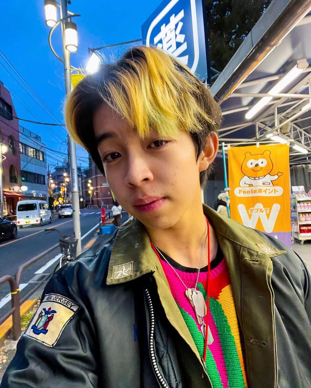 YOSHI（よし）のインスタグラム：「Yes I am the king 🧠🌪」