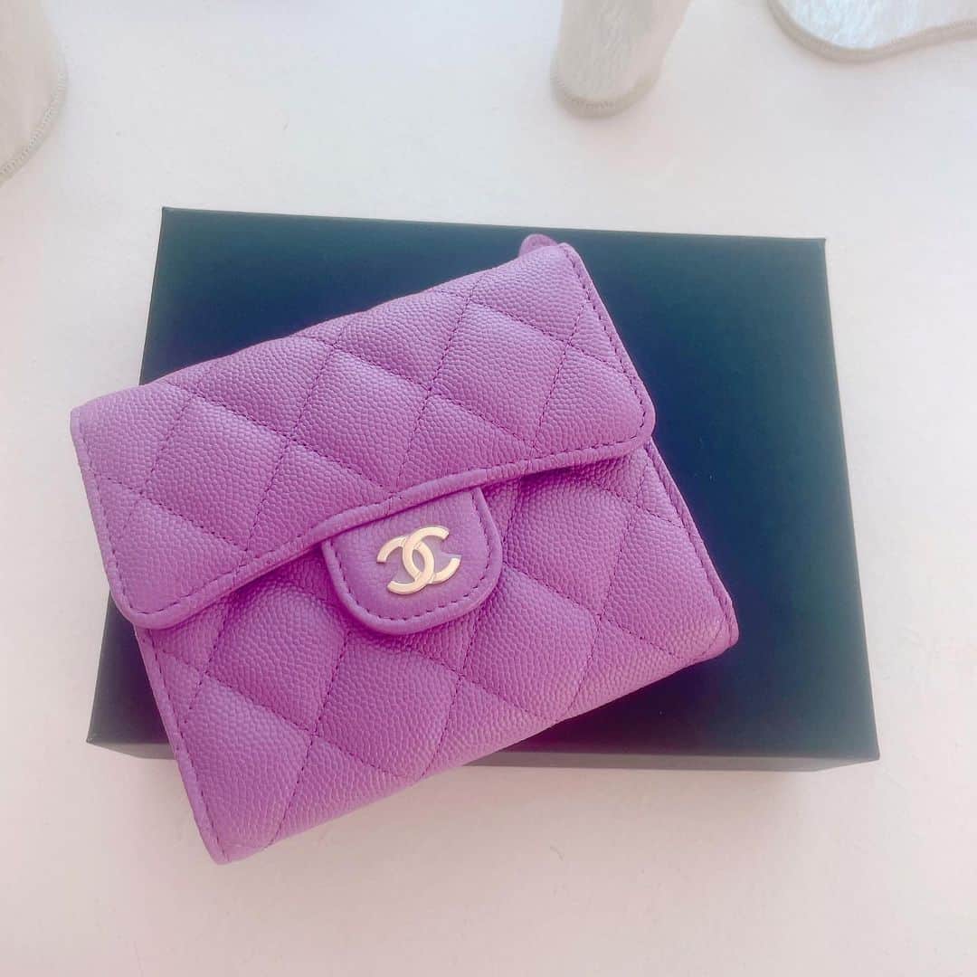 小林明実さんのインスタグラム写真 - (小林明実Instagram)「ずっと気にいるのがなくて パープルの色が気に入って 3年ぶりにお財布を買いました✨  #singapore  #お財布」4月4日 11時40分 - akemi.1177
