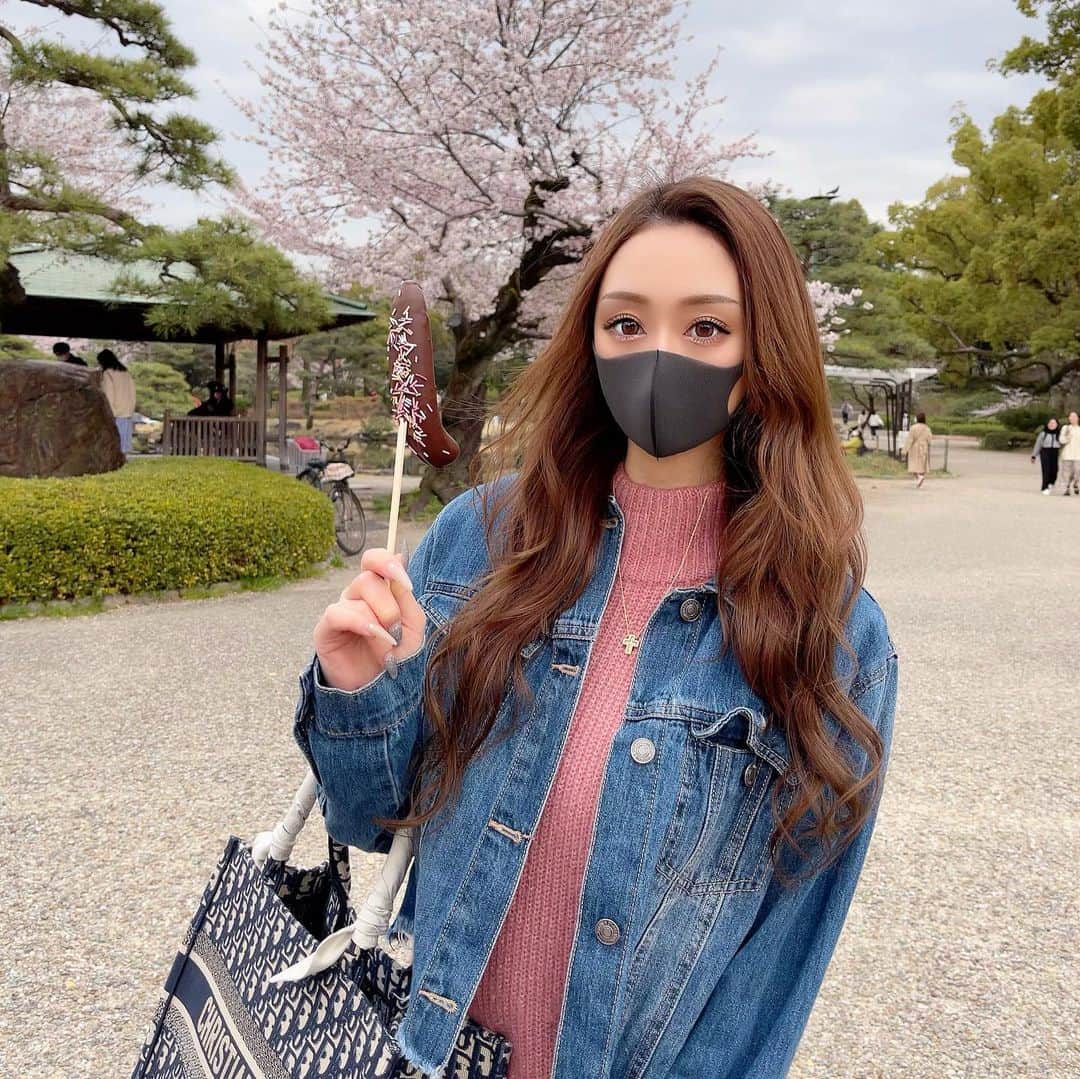 HIMEKAのインスタグラム：「. . チョコバナナ🍫 鶴舞公園に散歩行った🌸 . . #桜 #花見 #鶴舞公園」