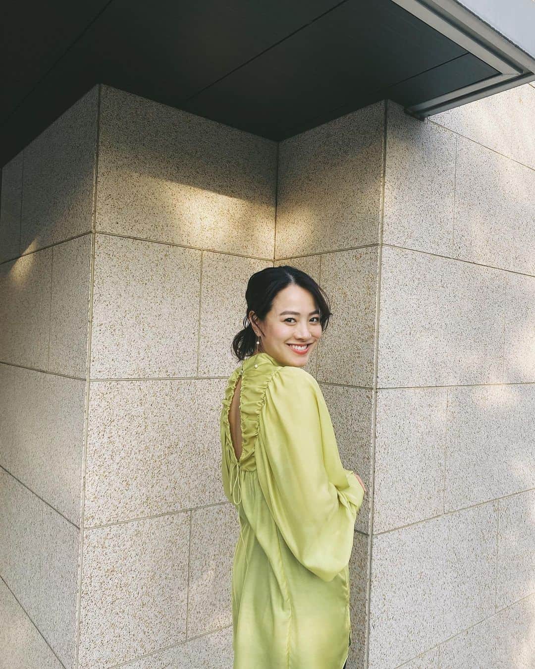 金ケ江悦子さんのインスタグラム写真 - (金ケ江悦子Instagram)「* ハッピーなライムカラー💛  シルエットが綺麗で 動くたび 色んな表情をみせてくれる。  かっこよくも。 綺麗にも。  かろやかさが好き。  服が背中をおしてくれるとは このこと😌☝️  #fashion  #tops #ライムカラー #jancidium #fashion #style #自分のスタイル #抜け感スタイル #30代の生き方」4月4日 12時27分 - etsuko_kanagae