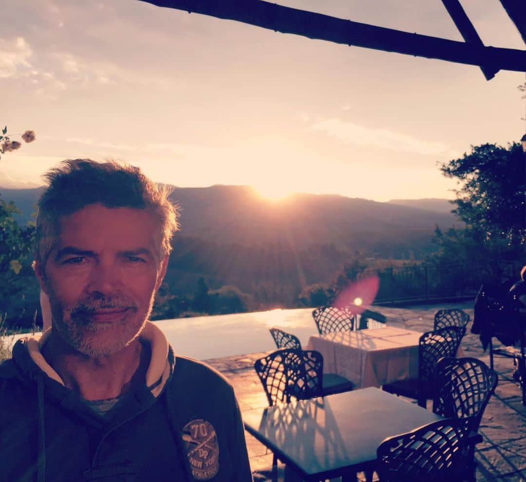 イーサイ・モラレスのインスタグラム：「A beautiful late afternoon at the Inkungu Lodge in Drakensburg was just what I needed. Getting ready to resume work again here in South Africa on our biggest mission yet. 😉#africa #drakensburgmountains #blessed #beautiful #Kwazulunatal #zulu #beautifuldestinations #goditsbeautifulhere #mission」