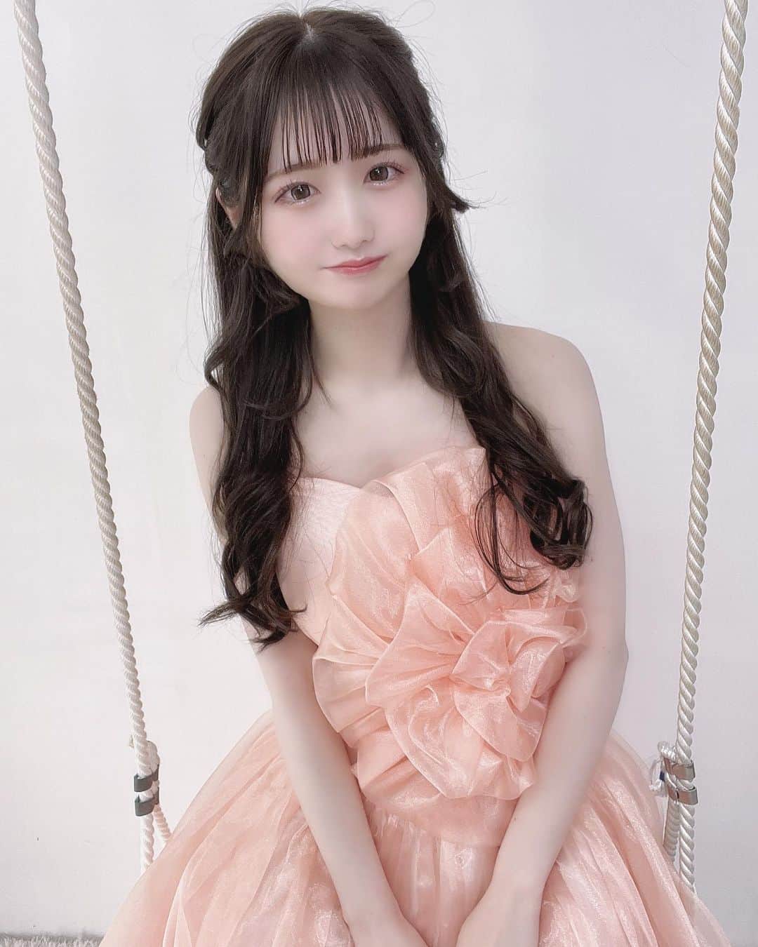 のインスタグラム：「22歳になりました🐶 たくさんのお祝いのメッセージありがとうございます🥲♡  22歳初日(お昼時点)では、朝起きられずラーメンを5分で食べ、メイクが完成してない状態で家を出て、財布を忘れて取りに戻り、、、 というギリギリ生活を送っています😀  果たして22歳どんな1年になるのでしょうか、、  ちなみにこの撮影をした時は3月下旬ちょっと前くらいなんだけど、このブランコがとても滑りに滑って何回も落ちてお尻を強打しました。  変わらずポンコツですが22歳のわたしもよろしくお願いします🥺  #アイドル #黒髪ロング #コスプレ #follow #like4like  #instafollow #instalike #followme #following #follower  #팔로우미 #팔로우환영 #エクステ #シールエクステ #ottd #透明感カラー #생일 축하해 #せんいるちゅっかへ #ドレス」
