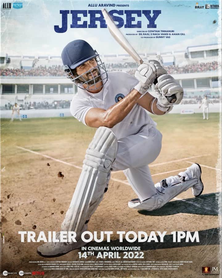 シャーヒド・カプールのインスタグラム：「Blood, sweat, emotions and a whole lot of love!♥️   Experience Arjun and his story! #JerseyTrailer dropping at 1pm today.  @mrunalthakur @gowtamnaidu #AlluAravind  @amanthegill @alluents @dilrajuprodctns @sitharaentertainments @bratfilmsofficial @zeemusiccompany @balajimotionpictures @penmovies #PenMarudharEntertainment @jerseythefilm」