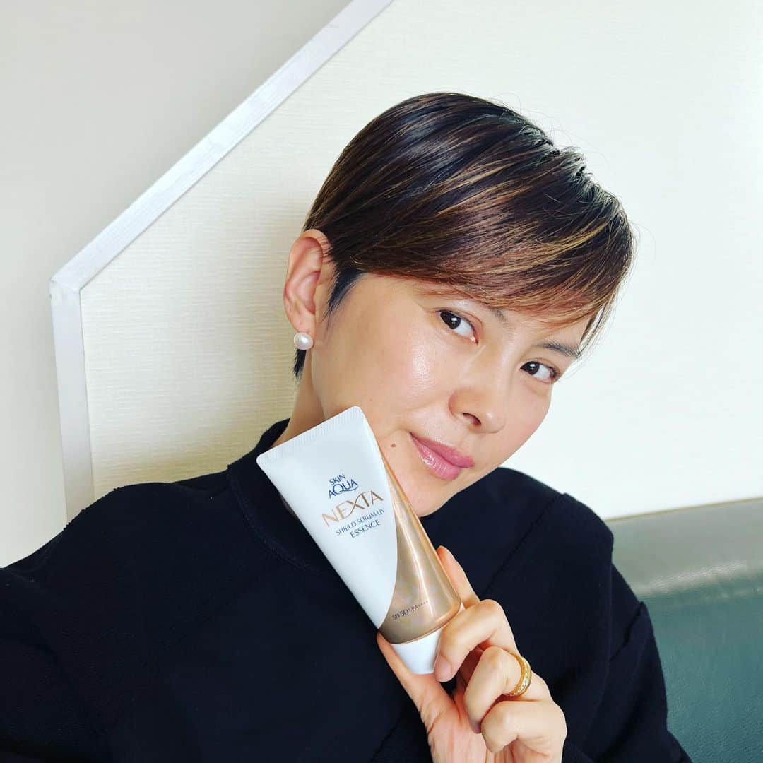 今宿麻美さんのインスタグラム写真 - (今宿麻美Instagram)「日焼け止めって、どれも同じだと思ってた。  正直、日焼け止めに関して、そこまで意識していなかったけど、『スキンアクア ネクスタ』は年齢を重ねたお肌でも紫外線対策だけでなく、日焼けによるシミも対策できる日焼け止め！！  ネクスタを試して、年齢に合った日焼け止めの大切さを実感。 そして、ロートさんの本気の開発がすごいw  クリーム状のテクスチャーで、美容液でパックしているみたいにしっとりムラなく肌になじむ。 やっぱり、毎日のスキンケアは保湿重視。 日焼け止めと美容液が一緒になったような今までにない、なんとも、贅沢♡  しかも、環境への影響が懸念されている成分を排除して作られているので環境にも優しい。　  美容液パックUVで紫外線対策、シミや乾燥にもアプローチ、日中のお肌もいい感じ。 顔にも体にも使えて、洗顔料やボディソープで簡単に落とせます。  自分の年齢に合った日焼け止め、み〜つけたっ‼️ 今年の夏は、ネクスタにお世話になります🙇‍♀️  #スキンアクア  #ネクスタ  #日焼け止め  #美容液パックUV   #シミ予防 #ロート製薬_PR @rohto_official」4月4日 14時17分 - imajuku0107