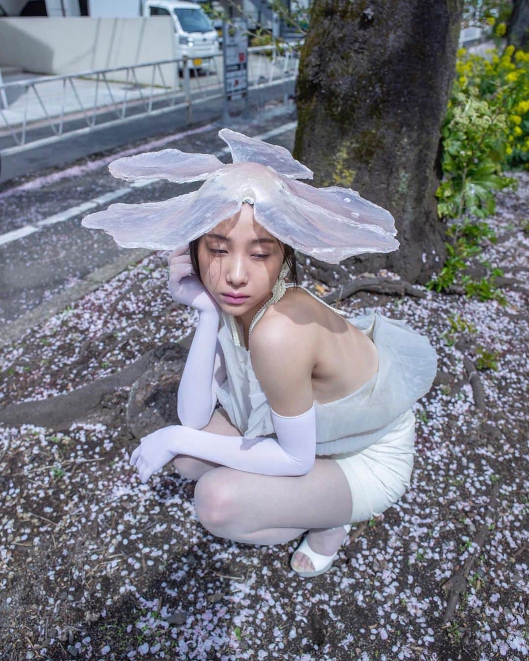 海老沼さくらのインスタグラム：「Sakura headpiece on さくら🌸  🌸 @kiri_yoshiki 🌸 photography @motohiko_hasui  styling @kumikoyashiro  make up @naoyossii  dress #jeremyscott」