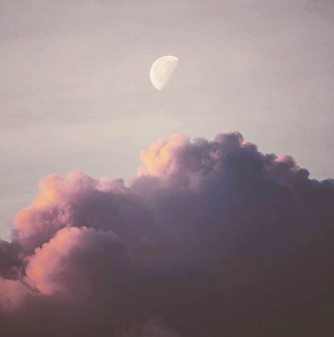 梨花 さんのインスタグラム写真 - (梨花 Instagram)「.  月の形いろいろ 気分もいろいろ」4月5日 2時10分 - rinchan521