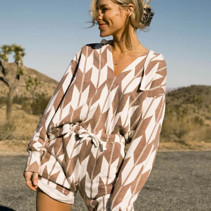 スプレンディドのインスタグラム：「🤎All new GEO Print 🤎Drops April 6th 6am PST. Tap the 🔔 to turn on reminders! #MLLxSplendid」