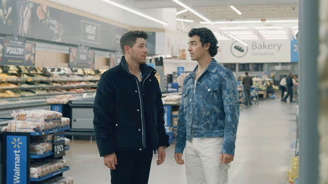 ジョー・ジョナスのインスタグラム：「So much has changed throughout our lives *cough cough @nickjonas 😂* but one thing we can always count on is our favorite snack @robspopcorn. Grab yours at @walmart!!」