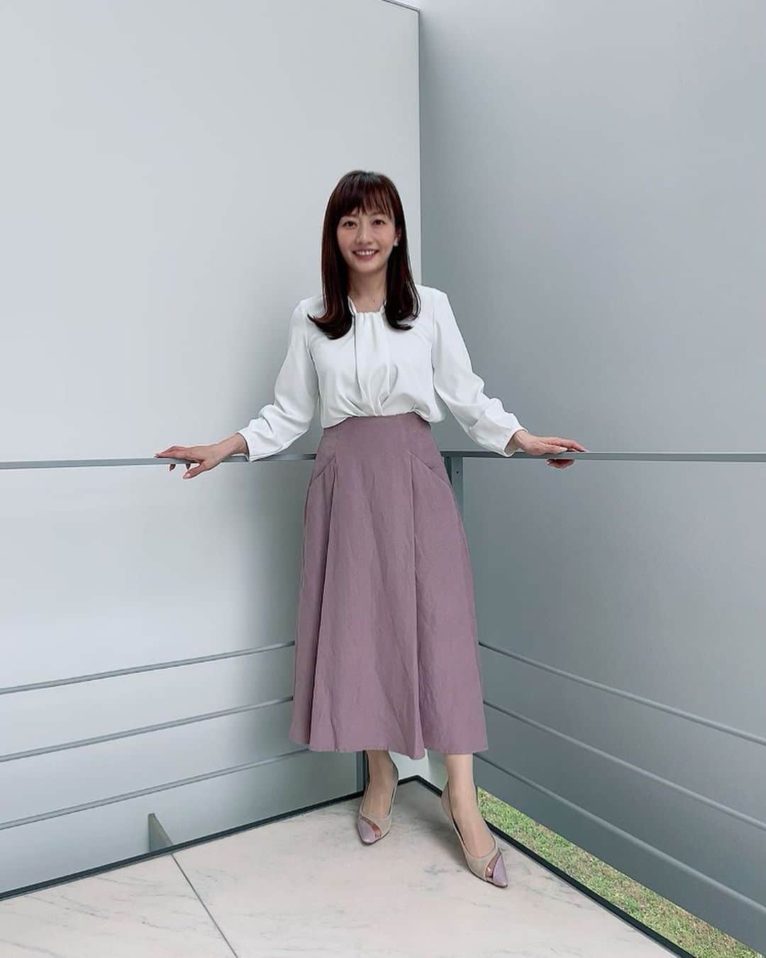 のインスタグラム：「今日から『大下容子ワイド!スクランブル』のピックアップNewsを担当することになりました🎤 月曜日と木曜日に出演します。 @wide_scramble  今日の放送を見てくださった皆さん、ありがとうございました🌸 まだ慣れない部分もありますが、これからコメンテーターの皆さん、大下容子先輩、佐々木亮太先輩と共に視聴者の皆さんにホッとして頂ける温かいスタジオを目指して精一杯頑張ります‼︎ 温かく見守って頂けたら嬉しいです🤍  #大下容子ワイドスクランブル  @wide_scramble   #今日の衣装  #ブラウス @attenir_official   #スカート @_parigot_   #ピアス #イヤーカフ #リング  @yoaa.official   #パンプス @kanematsu_official   #スタイリスト @tamakumamakiko   #テレビ朝日 #アナウンサー #島本真衣 #これからもよろしくお願いします」