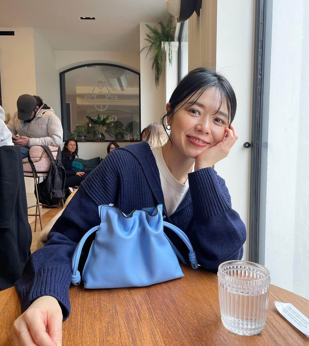 Yu-kiのインスタグラム：「Hello April☻ 今月は旅行の予定が２つ、国内はYork🇬🇧海外はHungaryのBudapest🇭🇺今年は行けるだけ行こう！そして今年の年末年始は何があっても日本帰国する🇯🇵3年ぶり、、3週間は帰る予定だからその楽しみまで頑張ろう🥺🤍 遅めのクリスマスプレゼント @loewe のバッグは色がお気に入り👛☺️」