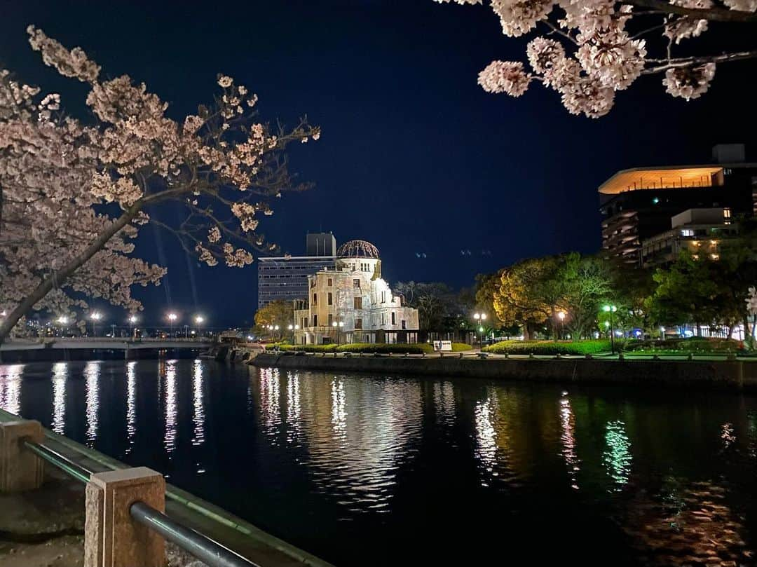 矢野帆夏のインスタグラム：「平和公園の川沿いの桜🌸  原爆ドームとおりづるタワーと路面電車が見える この場所の桜ライトアップされて綺麗でした  #広島#瀬戸内#原爆ドーム#世界遺産おりづるタワー #桜#フォトスポット#STU48#矢野帆夏 #hiroshima#setouchi#atomicbombdome #orizurutower#sakura#cherryblossom #photospot#Japanese#📷#🌸」