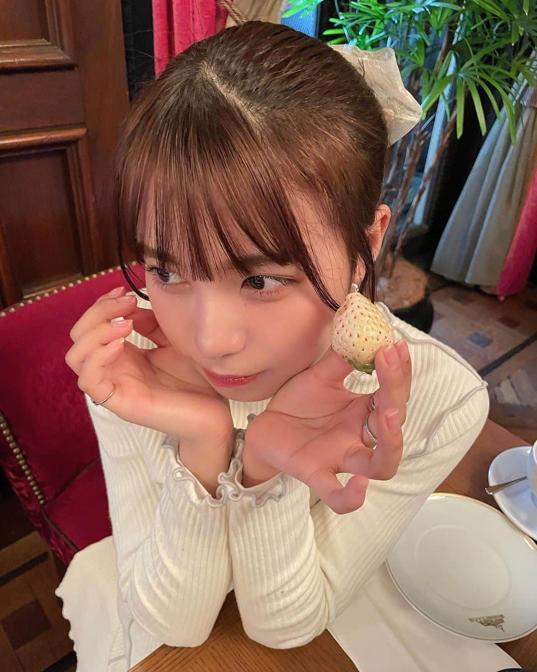 宮崎あみささんのインスタグラム写真 - (宮崎あみさInstagram)「いちご狩り行きたい🍓 ・ いちごの季節もう終わっちゃうの悲しい。来年は いちご狩り行きたいな🥲 ・ 果物中ではみかんとかオレンジが好き🍊甘酸っぱいのが良い🙃 ・ みんなは果物中で何が好きー？ ・ この写真は1年ぶりにアフターヌーンティーに行った宮崎さん。 ・ #宮崎あみさ #ソノニ」4月4日 18時07分 - miyazaki_aa