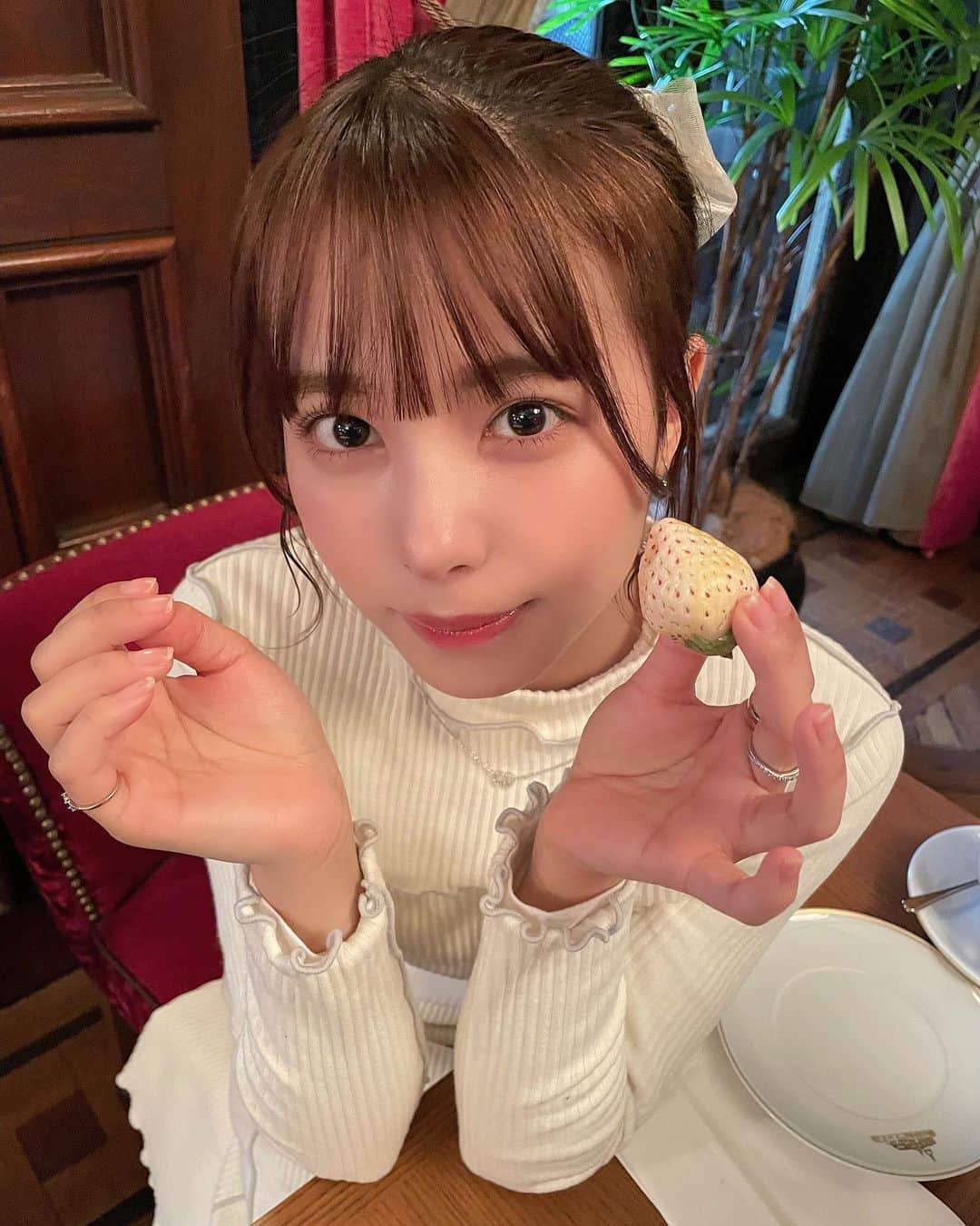 宮崎あみささんのインスタグラム写真 - (宮崎あみさInstagram)「いちご狩り行きたい🍓 ・ いちごの季節もう終わっちゃうの悲しい。来年は いちご狩り行きたいな🥲 ・ 果物中ではみかんとかオレンジが好き🍊甘酸っぱいのが良い🙃 ・ みんなは果物中で何が好きー？ ・ この写真は1年ぶりにアフターヌーンティーに行った宮崎さん。 ・ #宮崎あみさ #ソノニ」4月4日 18時07分 - miyazaki_aa