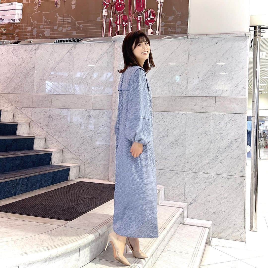 松下由依さんのインスタグラム写真 - (松下由依Instagram)「👗  アサデス衣装･:*+.  ＊ワンピース  小花柄のワンピース🌼 1枚でサラッと着られて、 セーラーのような襟が特徴的！  3枚目のピアスは母作です。尊敬。  #アサデス #衣装 #アナウンサー #fashion  #ファッション #春 #コーデ」4月4日 18時15分 - matsushita_yui_kbc