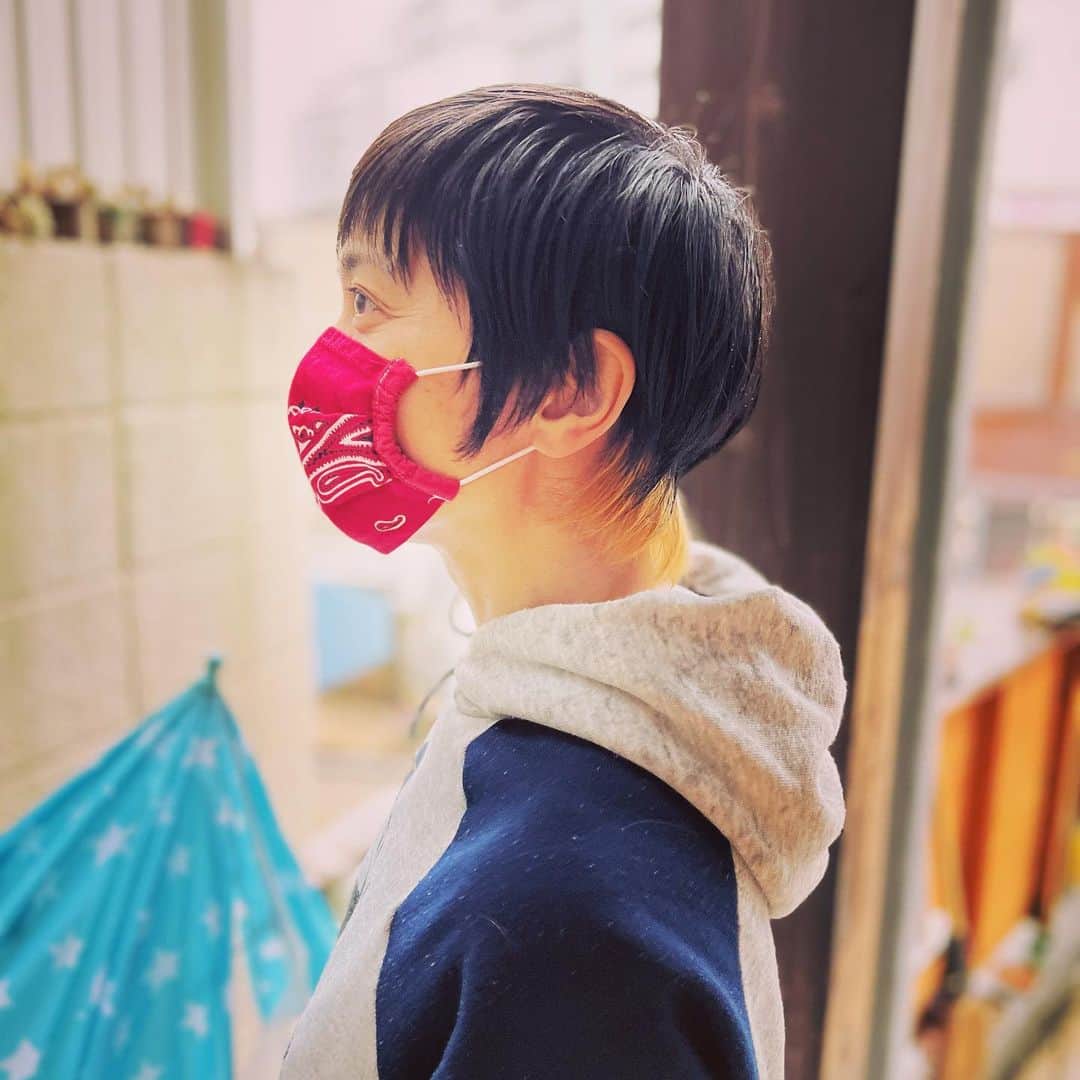 横尾初喜のインスタグラム：「久美さん、初めてのカラー！！ かなりお気に召されたようです。 昨日の代官山にて。 いっちーさんありがとうございますー！  #はじめての  #カラー  #エンクミ  #遠藤久美子」