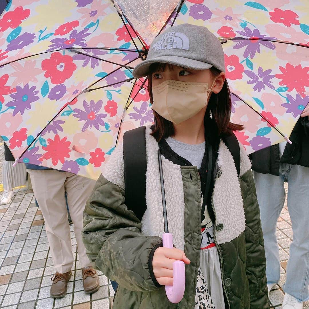 稲垣来泉のインスタグラム：「. 雨… . 明日は晴れるかな…？ . . . #3年間使ってる傘 #お気に入り . #今年は6年生っぽい傘」