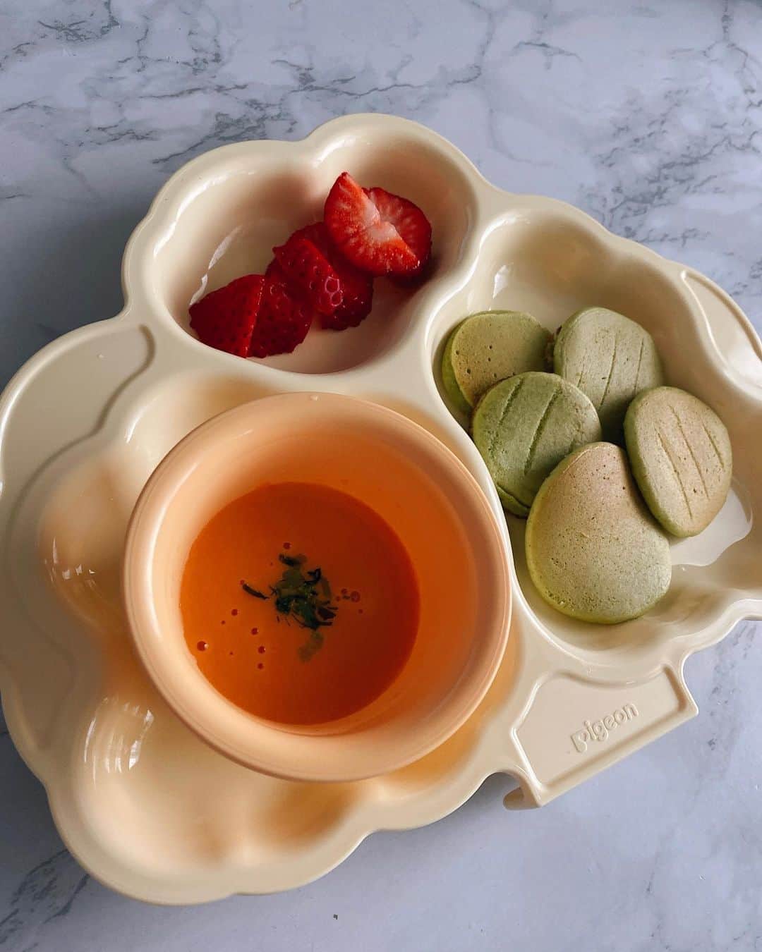 のインスタグラム：「▽ 離乳食後期👶🏻🥣 最近の息子ご飯をまとめてみました🍴 （ちゃんと盛り付けた日だけ🤗笑）  離乳食スケジュールは  7:30に朝食🥪 11:30に昼食🍝 15:00におやつ🍌 18:30に夕飯🍚  な感じ👩🏻‍🍳  毎日もりもりよく食べてくれています🌷  食べられる食材がだいぶ増えて、前より離乳食作りが楽しくなりました🍳 ストックの消費早過ぎて焦るけど😂💨  食器は @pigeon_official.jp のセット🥣✨  木の形が可愛い🌳💕 レンジも食洗機も🆗で、使い勝手とっても良きです🥰 毎日何度も使う物だから、使いやすくてテンション上がる物を選びたい🌈 そんな気持ちにピッタリでお気に入りです❤️  掴み食べのレパートリーをもっと増やしていきたいな〜𓎩𓌉𓇋 ‎𓈒𓂂𓏸  #離乳食 #離乳食後期 #離乳食記録 #ピジョン #ピジョンKIPPOI #離乳食準備 #出産祝い #PR」