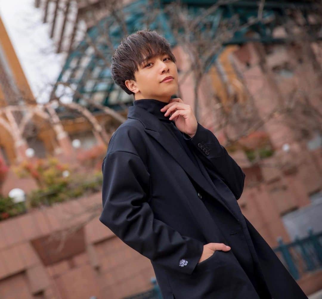 KAZUKI【ANFiNY】のインスタグラム：「【ご報告】  この度 “髙橋一輝" として ソロ活動をスタートする事となりました😌✨  ずっとずっと叶えたかった"大きな夢"。 そして、今までで1番大きな挑戦です。  「ANFiNY KAZUKI 」としてこれまで 活動してきましたがソロ活動するにあたって 音楽を始めた当初のアーティスト名。 そして、本名で歌を愛を届けて行きたいと思います。  初心を忘れず、感謝を忘れずに 応援してくれるみんなを大切に これからも一緒に歩んでいけたら とてもとても幸せです。  なにより、これまでもこれからも 僕の大好きな歌を続けさせてくれている FANFiNY、そして裏で支えてくれる スタッフさんや家族達に 感謝の気持ちでいっぱいです。  まだまだ、ソロシンガーとして 未熟中の未熟ですが周りには 沢山の素晴らしいシンガー仲間が いるので沢山吸収して 自分だけの "音楽と声と愛"を 皆さんに届けられるような アーティストになります。  長くなりましたがみんなが 居るからこそ僕の人生があります。  みんなにもそう思って貰えるような 歌い手になるので、これからも 暖かい応援をよろしくお願いします💪✨  よっしゃ。  #髙橋一輝 #ソロ活動スタート #拡散希望   ■Photo by  @xokadaix いつも最高の写真をありがとうございます✨ これからもよろしくお願いします！！  ■衣装提供  @libeiro_com @libeiro_conceptshop_   たいしさん！ 最高の服のおかげで いつもモチベーションが上がってます🔥✨ ありがとうございます！！ これからもよろしくお願いします！ @taishi.s.n」
