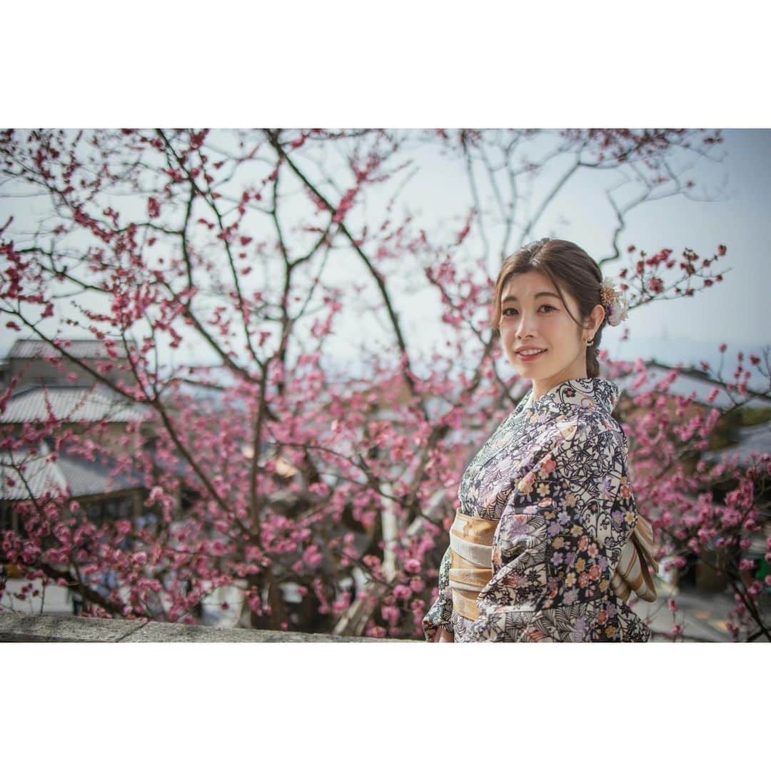 梅山茜のインスタグラム：「. ＊そうだ、京都行こう＊ . 先日とーっても久しぶりに着物を着ました🌿 この日は暖かくて早咲きの桜がちょうど咲いていて 道を歩いていてもとっても気持ちよかったです🌸 (載せるの遅くてソメイヨシノ普通に咲いてるよね、、) 京都、お仕事でめちゃくちゃ行ってるのに プライベートでも行くって好きすぎないか😂 でもそれぐらい京都は何度行っても楽しめます⛩ 新年度も京都でのお仕事たくさんなので がんばっていきまーす✊🏻 たちまち明日の「きょうとDays」見てね🥰  友達がたくさん良い写真を撮ってくれたので また投稿させてください〜💛  (写真の時だけ瞬間でマスク外しました〜😷) . #フリーアナウンサー#アナウンサー#女子アナ#京都#着物#京都観光#着物観光#着物ヘア#桜#清水寺#八坂神社#祇園#着物レンタル#着物女子#一眼レフ#カメラ女子#プロカメラマン#ヘアアレンジ#きょうとdays#kyoto#kbs京都」