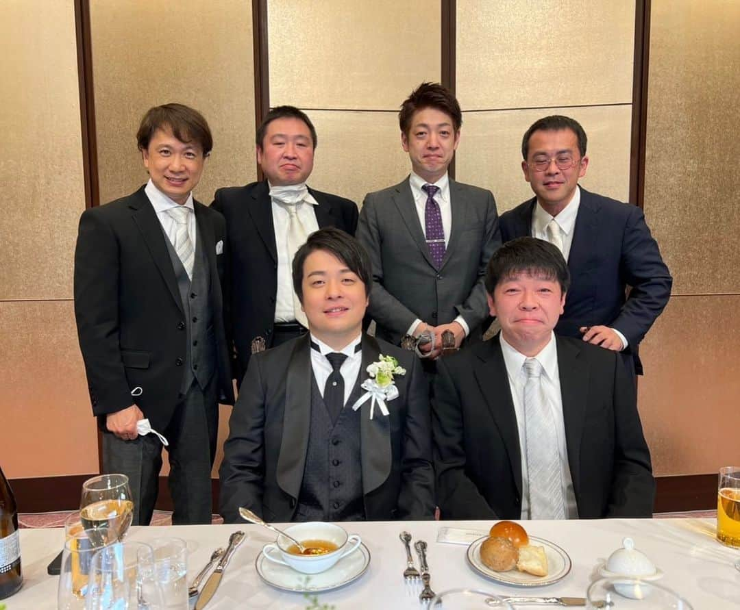 岸川聖也さんのインスタグラム写真 - (岸川聖也Instagram)「結婚式を挙げました💒 参列して下さった皆様のお陰で最高な一日を過ごす事が出来ました。 奥さんもとっても綺麗でした☺️👰🏻‍♀️  写真 ①チャペルでの式後 ②二次会 ③Tリーグ4thシーズンT.T彩たまの選手と健太と英田の奥さん＋町 ④2005年世界ジュニア団体優勝メンバー＋親友GC ⑤仙台育英卒業生＋奥さんの仲良し友人 ⑥バタフライ時代にお世話になった人達＋橋津さん ⑦20年近く可愛がってくれてお酒、食、車、革靴など全部教えてくれた卓球王国編集長中川さん！ ⑧真晴&橋津さん ⑨⑩お世話になった東京會舘」4月4日 19時06分 - seiyakishikawa