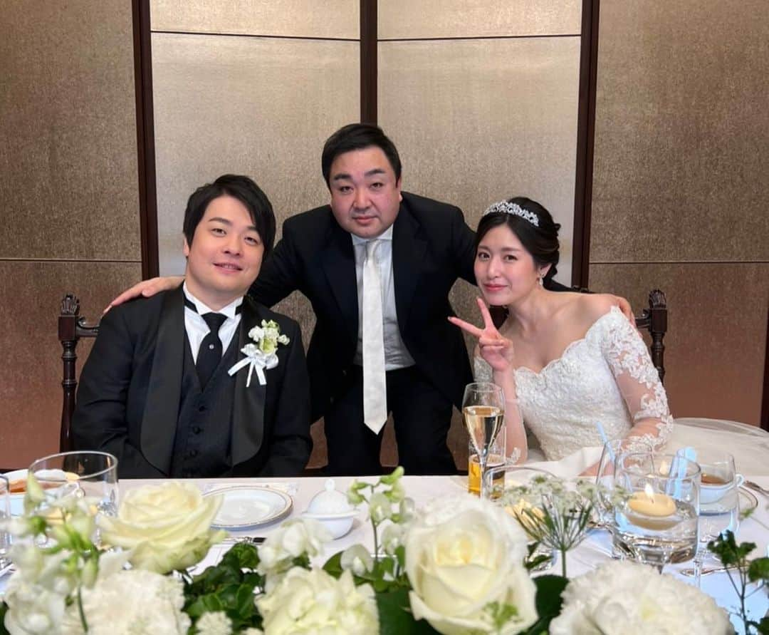 岸川聖也さんのインスタグラム写真 - (岸川聖也Instagram)「結婚式を挙げました💒 参列して下さった皆様のお陰で最高な一日を過ごす事が出来ました。 奥さんもとっても綺麗でした☺️👰🏻‍♀️  写真 ①チャペルでの式後 ②二次会 ③Tリーグ4thシーズンT.T彩たまの選手と健太と英田の奥さん＋町 ④2005年世界ジュニア団体優勝メンバー＋親友GC ⑤仙台育英卒業生＋奥さんの仲良し友人 ⑥バタフライ時代にお世話になった人達＋橋津さん ⑦20年近く可愛がってくれてお酒、食、車、革靴など全部教えてくれた卓球王国編集長中川さん！ ⑧真晴&橋津さん ⑨⑩お世話になった東京會舘」4月4日 19時06分 - seiyakishikawa