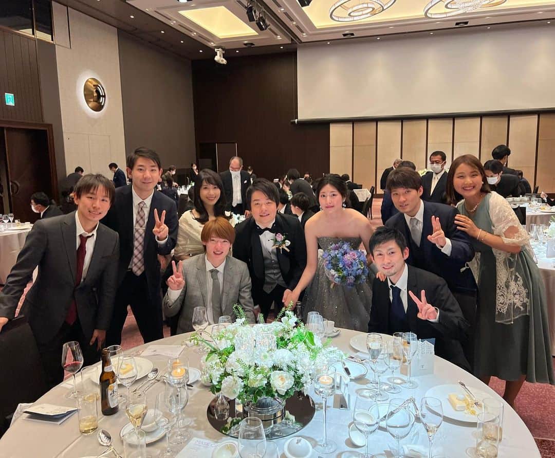 岸川聖也さんのインスタグラム写真 - (岸川聖也Instagram)「結婚式を挙げました💒 参列して下さった皆様のお陰で最高な一日を過ごす事が出来ました。 奥さんもとっても綺麗でした☺️👰🏻‍♀️  写真 ①チャペルでの式後 ②二次会 ③Tリーグ4thシーズンT.T彩たまの選手と健太と英田の奥さん＋町 ④2005年世界ジュニア団体優勝メンバー＋親友GC ⑤仙台育英卒業生＋奥さんの仲良し友人 ⑥バタフライ時代にお世話になった人達＋橋津さん ⑦20年近く可愛がってくれてお酒、食、車、革靴など全部教えてくれた卓球王国編集長中川さん！ ⑧真晴&橋津さん ⑨⑩お世話になった東京會舘」4月4日 19時06分 - seiyakishikawa