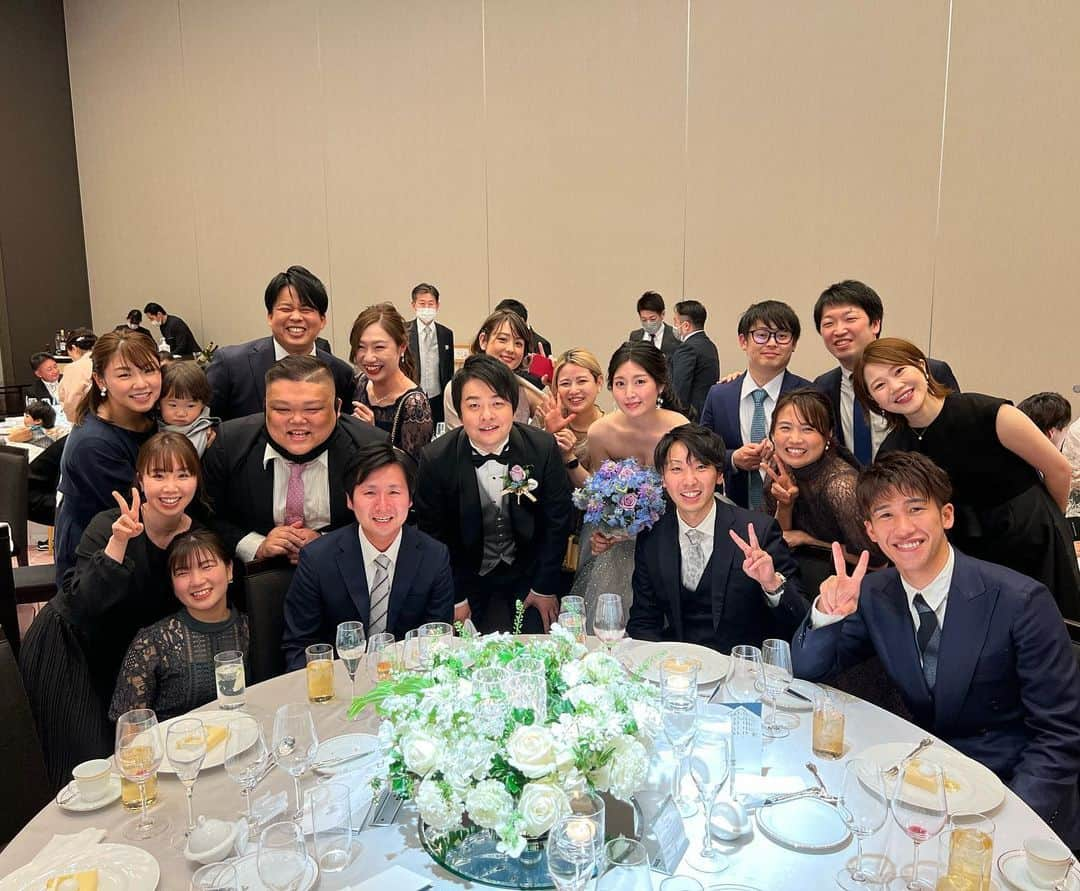 岸川聖也さんのインスタグラム写真 - (岸川聖也Instagram)「結婚式を挙げました💒 参列して下さった皆様のお陰で最高な一日を過ごす事が出来ました。 奥さんもとっても綺麗でした☺️👰🏻‍♀️  写真 ①チャペルでの式後 ②二次会 ③Tリーグ4thシーズンT.T彩たまの選手と健太と英田の奥さん＋町 ④2005年世界ジュニア団体優勝メンバー＋親友GC ⑤仙台育英卒業生＋奥さんの仲良し友人 ⑥バタフライ時代にお世話になった人達＋橋津さん ⑦20年近く可愛がってくれてお酒、食、車、革靴など全部教えてくれた卓球王国編集長中川さん！ ⑧真晴&橋津さん ⑨⑩お世話になった東京會舘」4月4日 19時06分 - seiyakishikawa