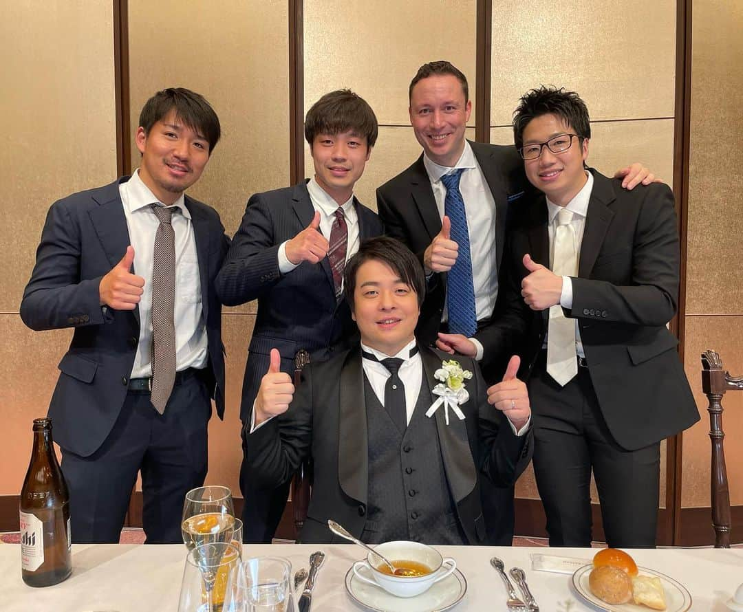 岸川聖也さんのインスタグラム写真 - (岸川聖也Instagram)「結婚式を挙げました💒 参列して下さった皆様のお陰で最高な一日を過ごす事が出来ました。 奥さんもとっても綺麗でした☺️👰🏻‍♀️  写真 ①チャペルでの式後 ②二次会 ③Tリーグ4thシーズンT.T彩たまの選手と健太と英田の奥さん＋町 ④2005年世界ジュニア団体優勝メンバー＋親友GC ⑤仙台育英卒業生＋奥さんの仲良し友人 ⑥バタフライ時代にお世話になった人達＋橋津さん ⑦20年近く可愛がってくれてお酒、食、車、革靴など全部教えてくれた卓球王国編集長中川さん！ ⑧真晴&橋津さん ⑨⑩お世話になった東京會舘」4月4日 19時06分 - seiyakishikawa