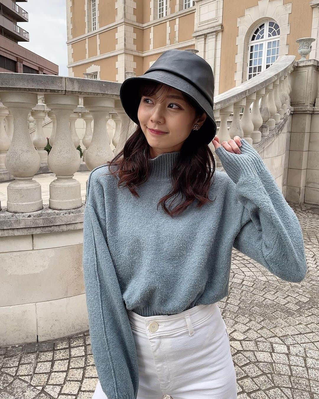 杉浦みずきのインスタグラム：「. 寒くて毎日のようにニット着ちゃう😂 あとパンツスタイルばっかり！ 楽ちんだからね〜　　  ニット @zara  パンツ @zara  バケハ @murua_official  イヤリング　@grossejapan  ・ ・ #zara #zaraコーデ #ootd #ニット #ニットコーデ  #デニムコーデ #バンツコーデ」