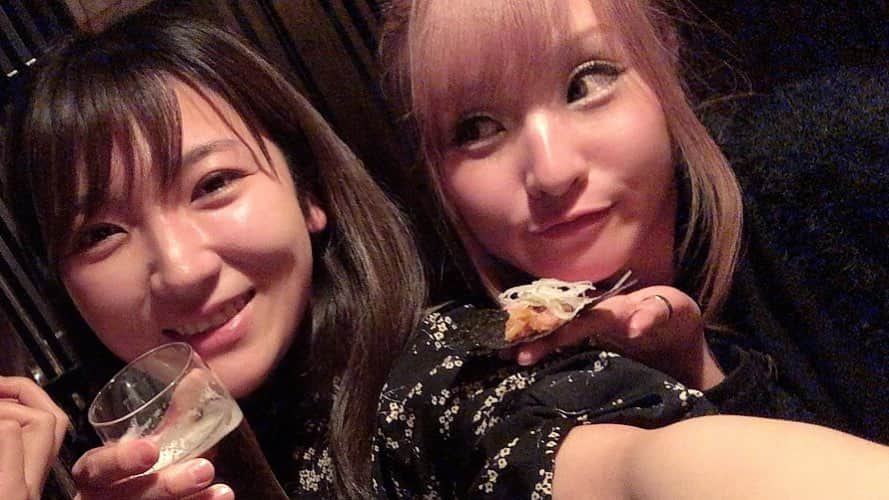 神咲詩織のインスタグラム：「・ ・ ・ ・【スナックこあら🐨🍺🎤special🎉】 ・ ・第2弾が開催決定！！！ ・ ・ ・皆様！お待たせ致しました✨ ・ ・ ・来る2022.4.24(日)にスナックこあら🐨🍺🎤special🎉第2弾を開催いたします！！ ・ ・ ・special🎉とは、、、、 ・ ・スナックこあらにゲストチーママをお迎えしてお送りする会でございます！！ ・ ・ ・記念すべき第2弾のゲストチーママは、、、 ・ ・ ・ ・黒沢美怜ちゃんだよー😍✨ ・ ・ ・ ・実はなんだかんだとちょこちょこ会ってご飯に行ったりしております✨ ・ ・ ・ ・みれぴとももうかれこれ6年？くらいのお付き合いかしら、、、🌝 ・ ・ ・2人でほんわか楽しい会に出来たらいいなと思っております💕 ・ ・ ・ ・予約開始は来週明けの2022.4.11(月)19:00です！ ・ ・ ・詳細は下記をしっかりとご確認の上、ご予約ください✨ ・ ・ ・(イベントの開催は宣言などの状況でその都度変動の可能性がありますのでご了承ください🙇‍♂️) ・ ・ ・ ・【日時】 ・2022.4.24(日) ・ ・①17:00-18:00  ・②18:00-19:00 ・③19:00-20:00 ・④20:00-21:00 ・(⑤21:00-22:00)※ご予約状況により増枠あり ・ ・【参加費】 ・ ・各部 10,000円(お通し・飲み放題付) ・ ・(①～④通し参加の方は3000円割引&おつまみ1品サービス) ・ ・【定員】 ・各部 カウンター4名 テーブル5名 ・ ・(お席は自由席、カウンターテーブル共に料金は同じです。皆様思いやりをもって譲り合ってお座り下さい。) ・ ・ ・【場所】都内恵比寿エリア ・ ・参加者様にはご予約確定後、詳細をお知らせさせていただきます。 ・ ・ ・ ・【応募方法】 ・ ・2022.4.11(月)19:00よりこちらの ・ ・居酒屋こあら公式InstagramアカウントのDM(@izakaya_koara )、 ・ ・居酒屋こあら公式メール(izakaya.koara0825@gmail.com)、 ・ ・居酒屋こあら公式LINE(https://lin.ee/SxXcYoK)  ・にてご予約を承ります🐨 ・ ・ ・スナックこあらに関しましては、ご応募順 先着にてご予約確定とさせていただきます。 ・(DM、メール、公式LINE 共にこちらの受信時間にて判断させていただきます) ・ ・ ・ ・お名前フルネーム、緊急連絡先(電話番号、メールアドレス等)、ご参加希望の部、‼️推しのお名前(かみしぉorみれぴどちらか)必須‼️ ・ ・を記載の上ご応募下さい。 ・ ・複数部参加希望の方は、その希望もそのまま記載してください。 ・ ・例:神咲詩織 (連絡先)  ①② 美怜ちゃんファンです！ ・ ・例:神咲詩織 (連絡先) ①②③④ かみしぉファンです！ ・ ・ ・応募内容はかみしぉママが直接確認させていただきます。 ・ ・また複数人のご応募を同時にも承っております。(代行応募可🙆‍♀️) ・ ・ ・ひと言その旨記載いただけましたら対応致しますのでご安心ください☺️ ・ ・ ・ ・応募締切は2022.4.15(金)24:00とさせていただきます！ ・ ・ご予約確定次第、順次お振込先のご連絡等を。 ・お振込確認後、当日の詳細などを連絡させていただきます。 ・(当日支払い等もご相談させていただきますのでメッセージにてどうぞ) ・ ・ ・ ・その他質問などありましたらその都度対応させていただきますのでお気軽にどうぞ☺️ ・ ・(神咲詩織アカウントのDMは確認も返信も出来ませんので必ず居酒屋こあらアカウントのDMにお願い致します🙇‍♂️) ・ ・ ・それでは皆様よろしくお願い致します😍✨ ・ ・ ・当日はお酒にカラオケにチェキ撮影に、、、かみしぉ&みれぴと共に楽しみましょう🐨🍺🎤 ・ ・ ・ ・ #居酒屋こあら #かみし女将 #スナックこあら #special #かみしぉママ #みぃななチーママ #お疲れ様会」