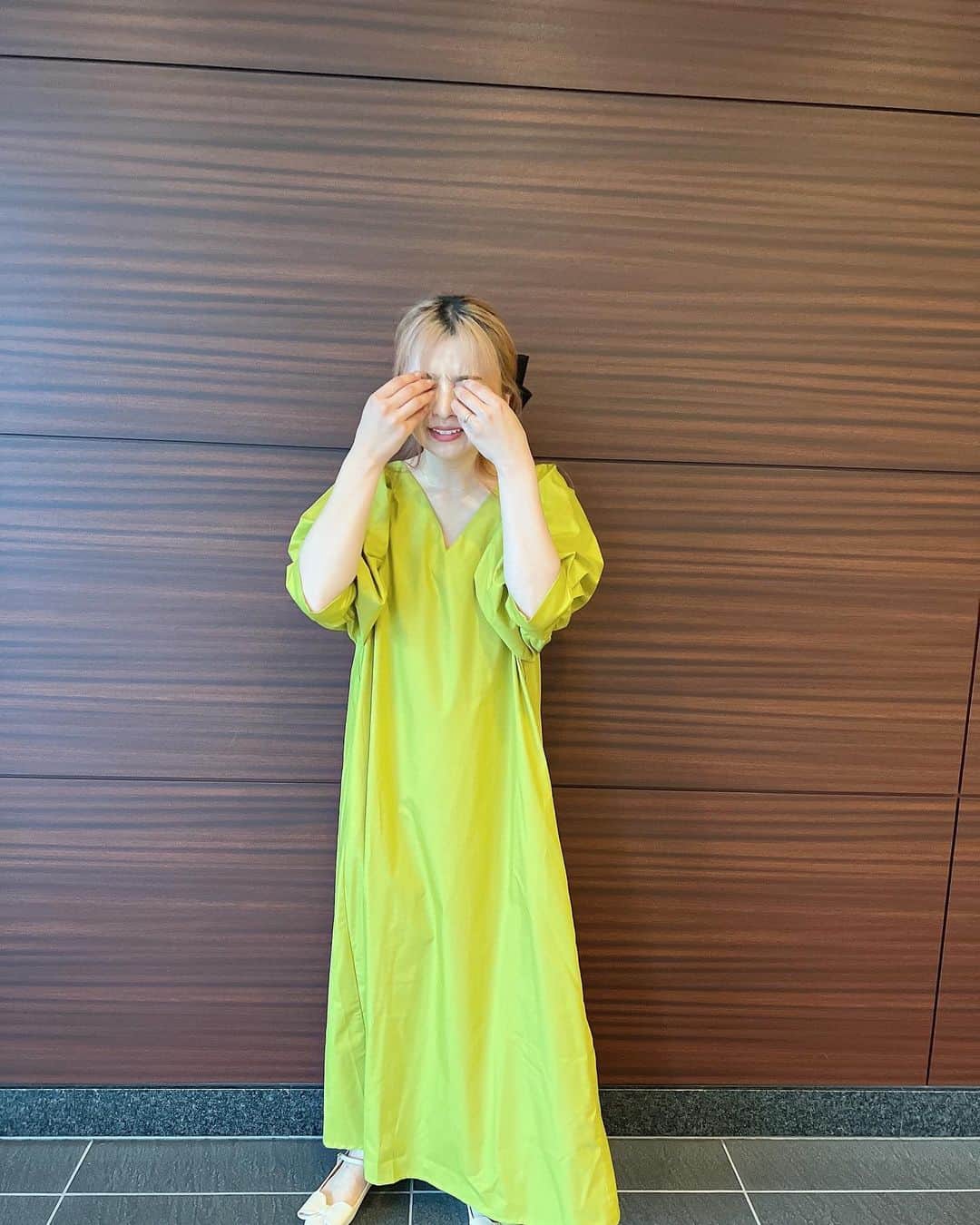 のインスタグラム：「頭がぷりんちゃん。  写真がうまく撮れない時に 入る変なスイッチの入ったわたしを 集めました😌  みんなこの角度できる?」