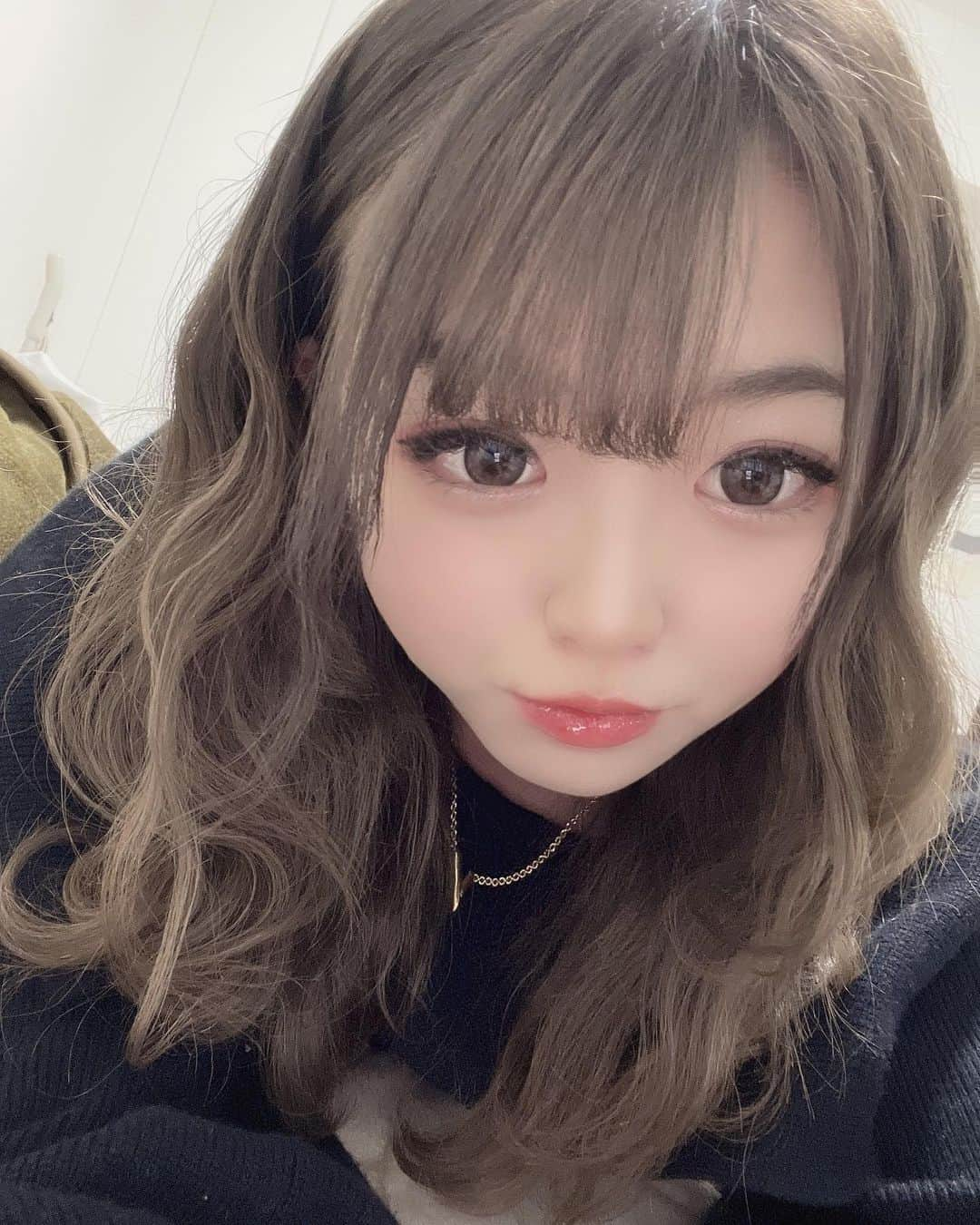 黒崎みかのインスタグラム：「やっほー  #黒崎みか#セクシー女優#カプセルエージェンシー#事務所#オフ日」