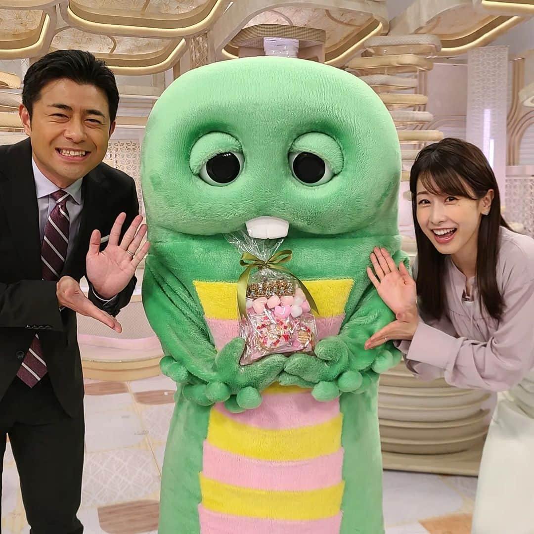 フジテレビ「プライムニュース イブニング」さんのインスタグラム写真 - (フジテレビ「プライムニュース イブニング」Instagram)「おととい土曜はガチャピンの５歳の誕生日でした。イット！でもお祝いしました☺️ ムックと一緒のコンサートもがんばったガチャピンにお疲れさま、の気持ちも込めて✨  #加藤綾子　@ayako_kato.official #榎並大二郎　@enami_daijiro #ガチャピン　@gachapin_official  #イット #永遠の5歳 #お誕生日おめでとう #ムックもおめでとう」4月4日 20時02分 - livenews_it