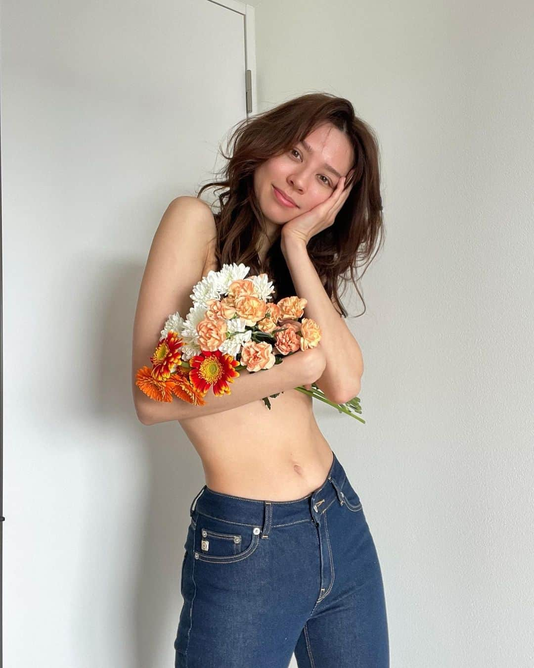 ALEXAさんのインスタグラム写真 - (ALEXAInstagram)「Take notes, pants are optional ☝🏼 It officially feels like spring since last week, it’s either rainy or sunny and warm 🌷🌦  My favorite recently has been not wearing make up and bringing fresh flowers home 💐✨how about u?  also, the sustainable @mudjeans are bomb 😍 got through @ethical_connections in Japan 😏🌸  #ethicalfashion #sustainablejeans #mudjeans #ethicalconnectionsjapan #ecofriendly #ecofashion」4月4日 19時54分 - alexa_luczak