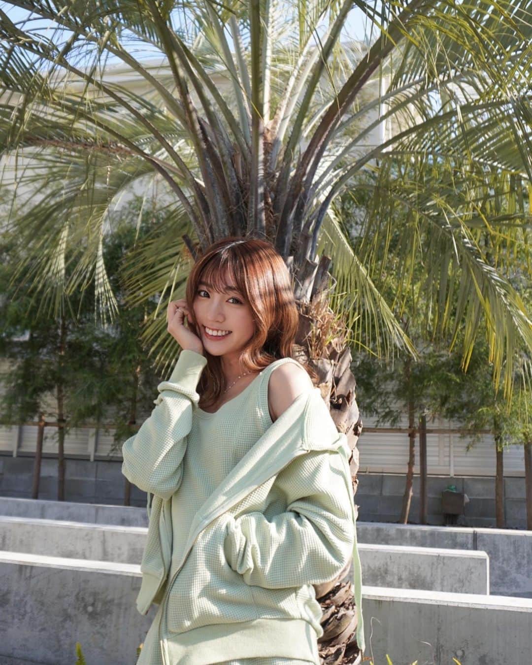 志田友美（ゆうみん）のインスタグラム：「🐚🤍  ピスタチオカラーかわいくてむり🌿 これからどんどん活躍しそうな予感🫣 @tothesea_hawaii   YouTube動画アップしました！ みんなから殺到してたあの動画だよん。  みーてーねー🫠💕  #totheseahawaii #totheseastyle」