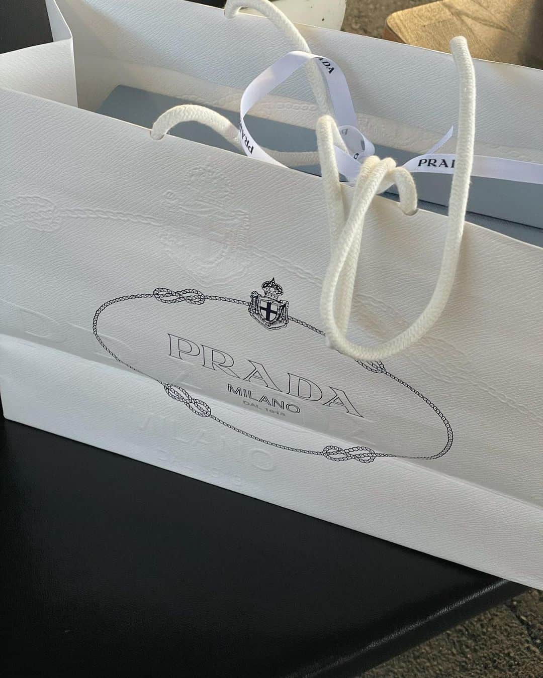 のインスタグラム：「🌞 @prada 👡🖤」