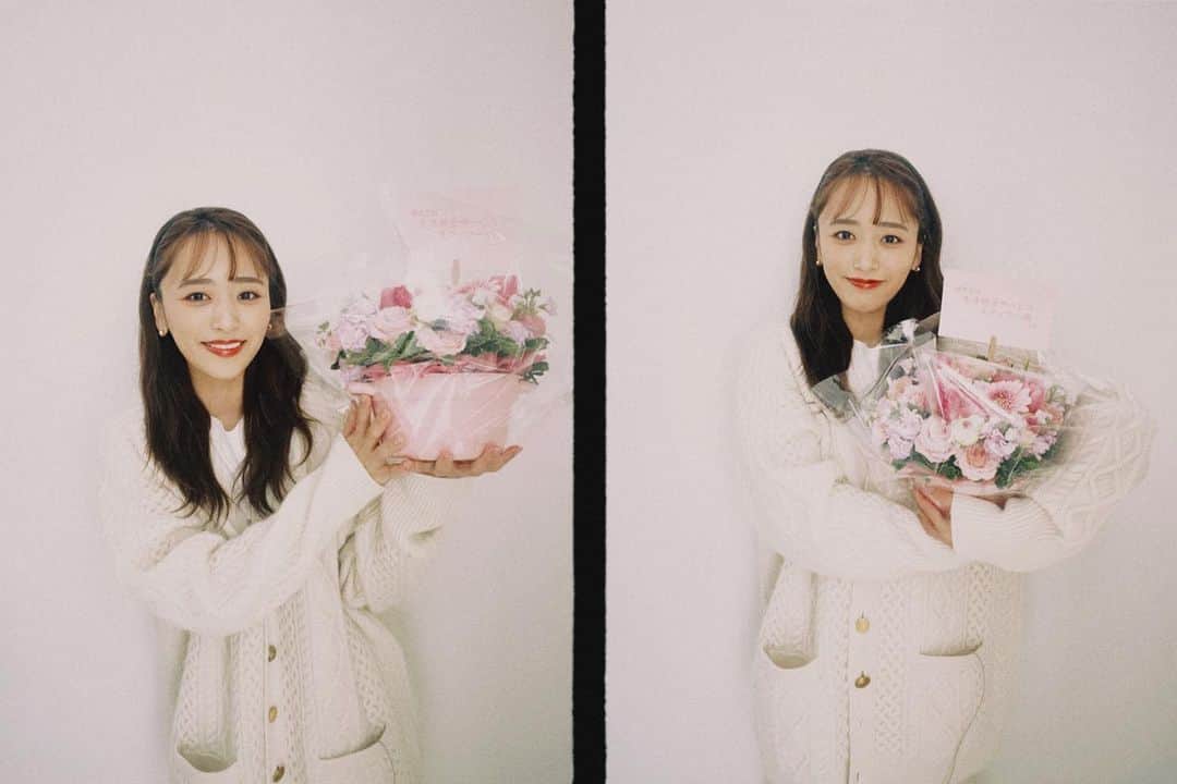 近藤千尋のインスタグラム：「すっぽん小町さんのCM撮影後に🌸 素敵なお花をいただきました🤍🤍 ありがとうございます！！  リニューアルされるCMも お楽しみに。。。📺💕  今日は1日雨だったから またニットを引っ張り出した🧶🥲  もう寒いの嫌だよ〜🫣笑 今寝かしつけが終わり まったりタイムー！！！！  みんな今何してるの❤️ お話ししよ❤️」