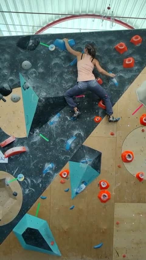 モニカ・レッツィーのインスタグラム：「Did my first little scary top move 🙃  I still feel a bit uncomfortable in some moves, but projecting these boulders (and then topping them after some tries) showes me, that I’m on the right way -step by step- back to harder boulders.   Thanks for motivation @dominik.ret ❤️  #whereismybiceps   #wearemarmot  #noplacetoofar  #scarpaclimb  @marmot_mountain_europe  @scarpa_de」