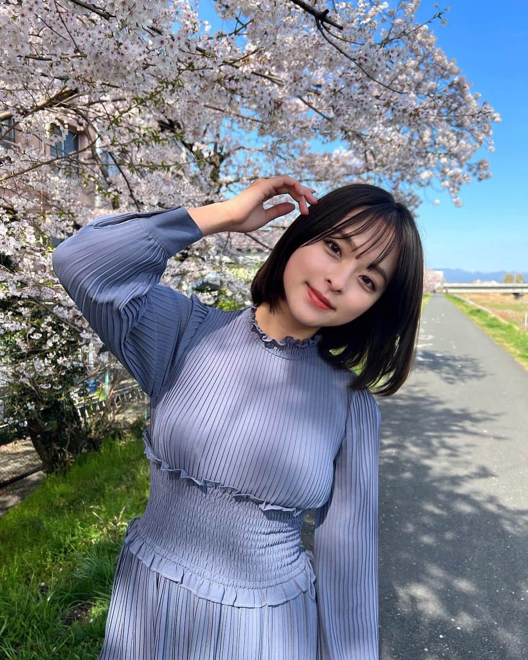 かおりのインスタグラム：「・ ・  綺麗に咲いてる桜見つけた🌸 来年はお花見したいな〜  身長、意外とあるねってよく言われる🙃  #ボブ #春コーデ　#ワンピース」