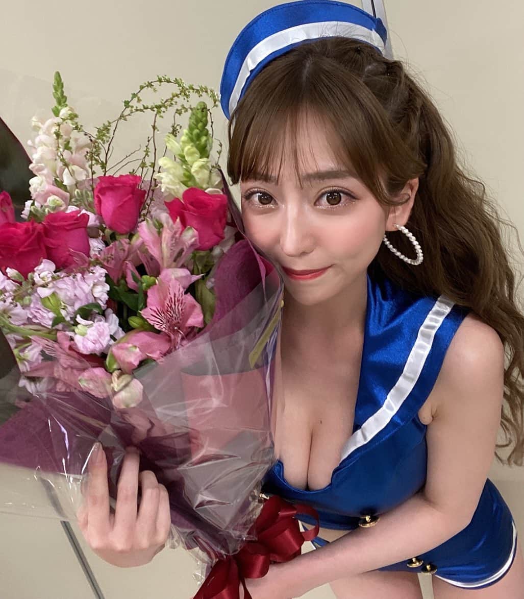 堀尾実咲のインスタグラム：「昨日のK'FESTA.5めちゃくちゃ盛り上がりましたね✨  KO続きの試合で1秒たりとも目が離せない大興奮の1日になりました！  選手の皆さんお疲れ様でした✨  そしてご覧くださった皆さんありがとうございました！ 　  私たちK-1Girl's 2021にとって今回の大会が最後の大会でした！  この６人でできる最後のお仕事...  この1年のみんなとの思い出を振り返りながら 今日という最後の1日を大切に過ごそうと決めてお仕事させて頂きました🍀  大会が終わった瞬間 キャプテンが堪えていた涙を流している姿を見て、わたしももらい泣き...😂  小島みゆは最高のキャプテンであり相方でした🐥 ぴなこちゃんありがとう！ いっしょに隣で試合観るの楽しかったよ☺️  えみちゃんは人一倍心が温かくてさらに場を盛り上げてくれる最強ムードメーカー🎉  もえちゃんはおっとり甘え上手でとにかく可愛い👼  まあやんはサバイバルみ強くて(笑) なによりとてもとても努力家さん！🦩  まなはお洋服大好き芸人同士だし、さらにゆるっとした波長合うから居心地いい🦥  みんな個性豊か😂最高過ぎる😂💓  そして最後に 貴重な経験をさせて下さいました関係者の皆さん、ありがとうございました！  K-1最高！そしてK-1Girl's最高！  @k1wgp_pr   #k1wgp #k1 #k1girls #k1ガールズ #ラウンドガール #格闘技」