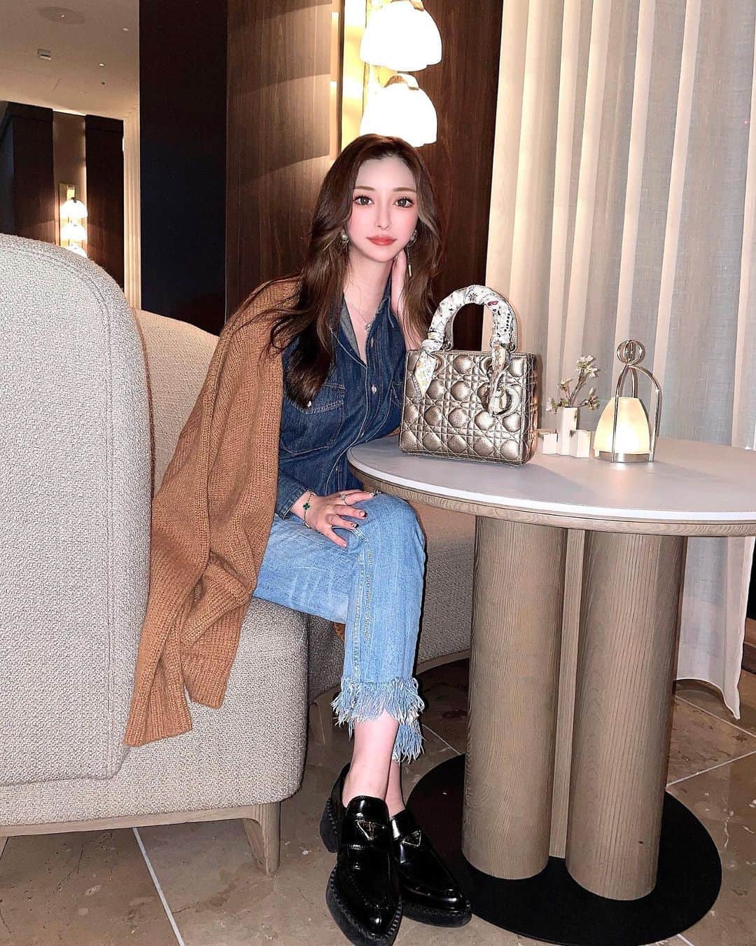 藤咲めいのインスタグラム：「デニムコーデの日👖🌸 この日は大好きなれなに誕生日祝いしてもらいました😌💕  1枚目は食事するところでは無くて待合室的なとこだったのでテーブルにバックを置いてますが基本的にバックをテーブルの上に置くのはマナー違反らしいので今回はお許しください🙇‍♀️ . #zara #celine #prada #denim #デニムシャツ #ローファー #ootd #dior」
