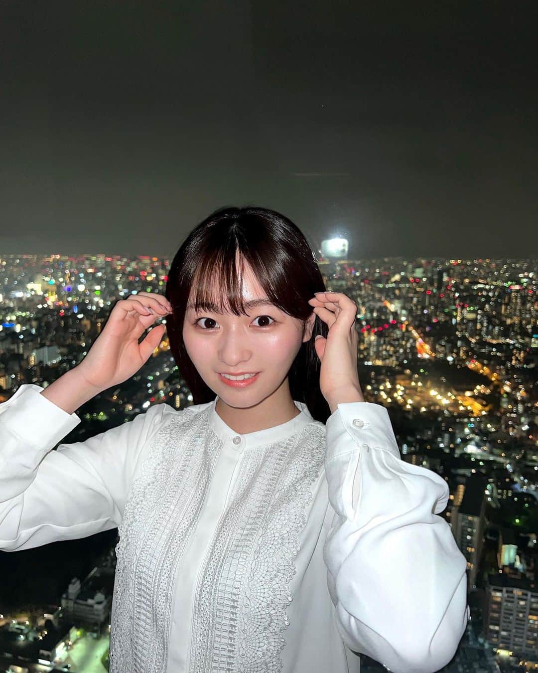 奥原ゆきののインスタグラム：「最近駆け込んだ美容まとめ📝 フラッシュで撮ったのは髪ツヤツヤアピールです🤫  🧖‍♀️肌は @unelimit_official  ずっと試してみたかった乳酸菌ピーリング。 マスクをつけるようになってから、擦れる部分の肌荒れが気になっていたのですが、一回で赤みも落ち着いたので継続しようと思います🌸 施術も@unelimit_cobo さんと話に盛り上がってたらあっという間だった〜  💇‍♀️髪は、撮影前にプリンなのが気になって、駆け込みでホットペッパーで予約して @evoke_kusanagi さんのところに。 小嶋真子さん（ @makochan_2525 ）のInstagramを見て予約したら、当日たまたまお会いできて嬉しかった(*´∀｀*)とっても明るくて本当に素敵な方でした😌✨ 実は髪色が暗くなったんだけど、気付いていた方は居たかな？🤫笑  👯‍♀️仕事でパソコンを見ていることが多いので、 @acupuncturesalon_sinas さんで鍼と整体を。 反り腰気味なので、普段から姿勢に気をつけようと思いました、、、🥺  リフレッシュ出来たので、また4月もお仕事がんばろうと思います！！」